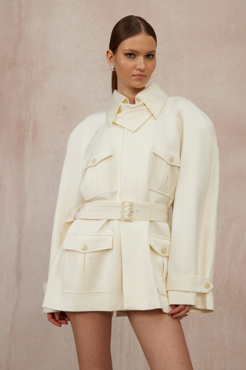 Abrigo trench blanco con cinturón de la marca Final Sale, estilo clásico y elegante, con botones y solapas.