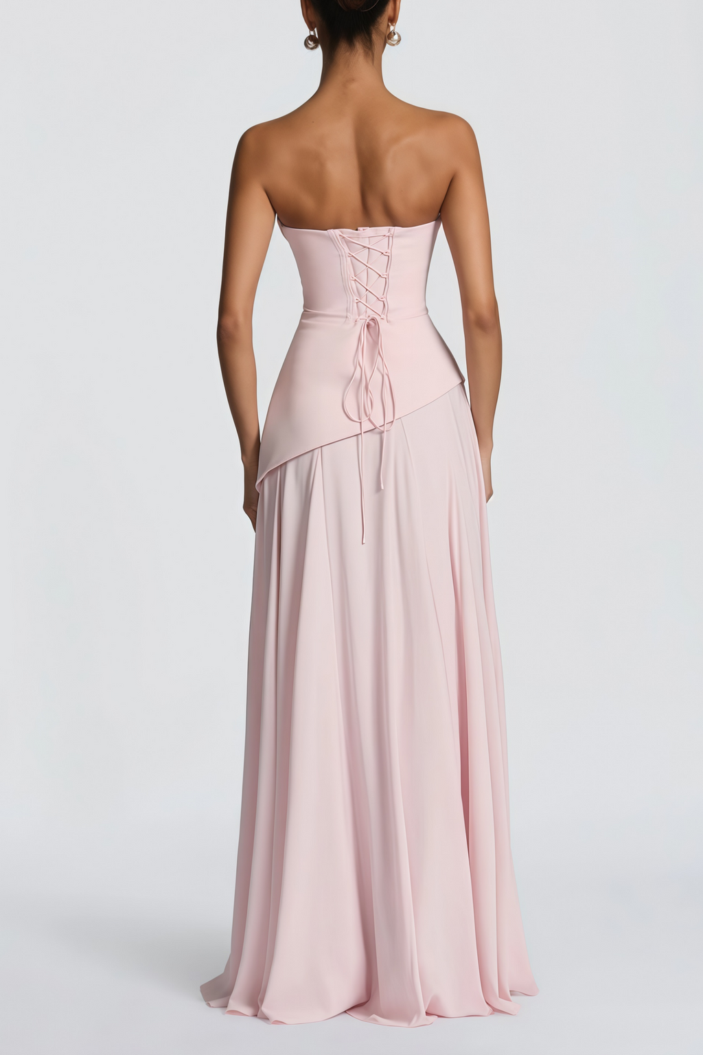 Vestido maxi de novia en rosa strapless, corsé sin tirantes y tela de chiffon, elegante y romántico.