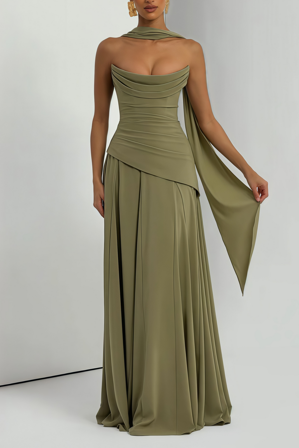 Vestido maxi sin tirantes de corsé de gasa verde Romane, diseño elegante y fluido para ocasiones especiales.