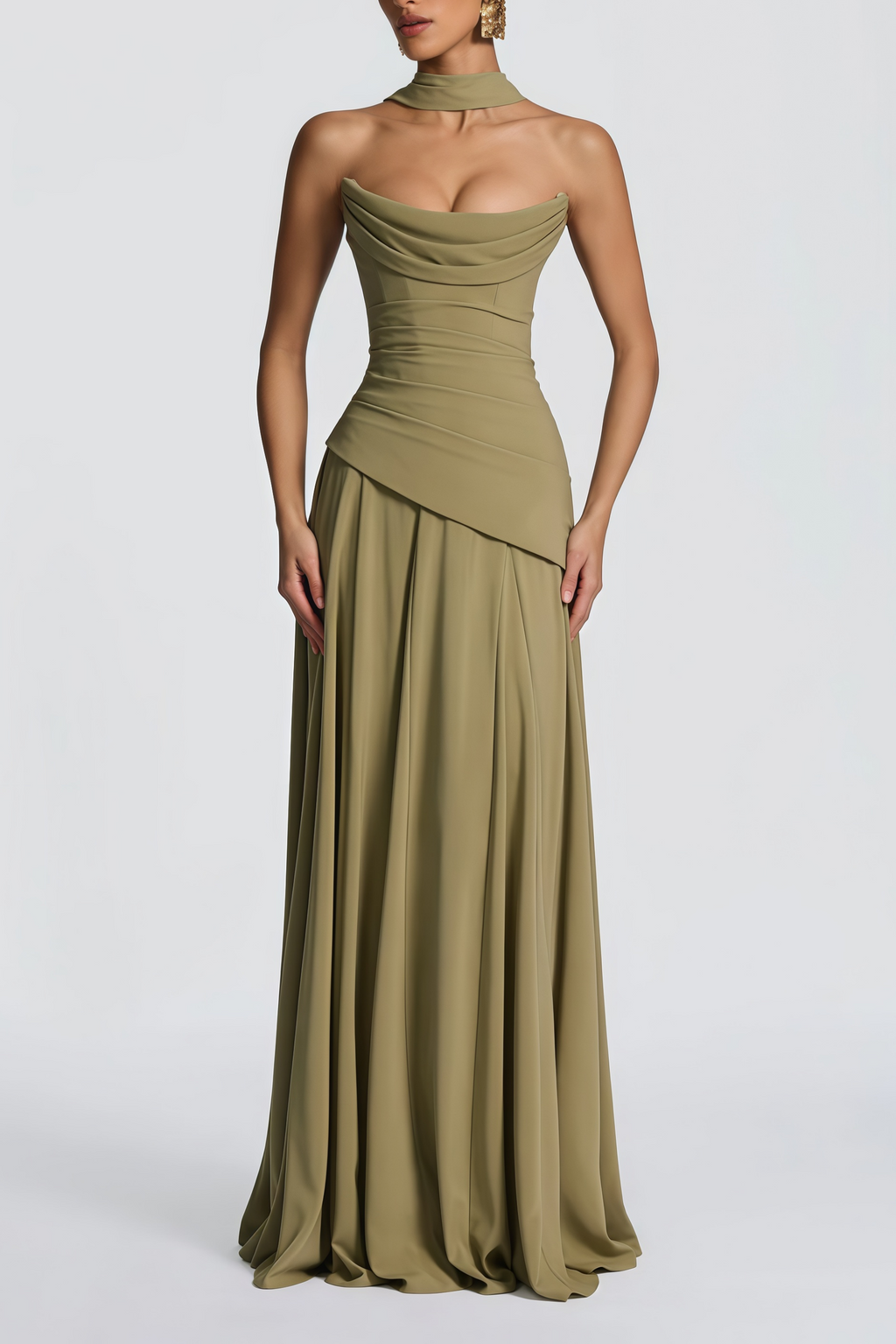 Vestido maxi sin tirantes en chiffon verde romane, con corsé ajustado y estilo elegante, ideal para ocasiones especiales.
