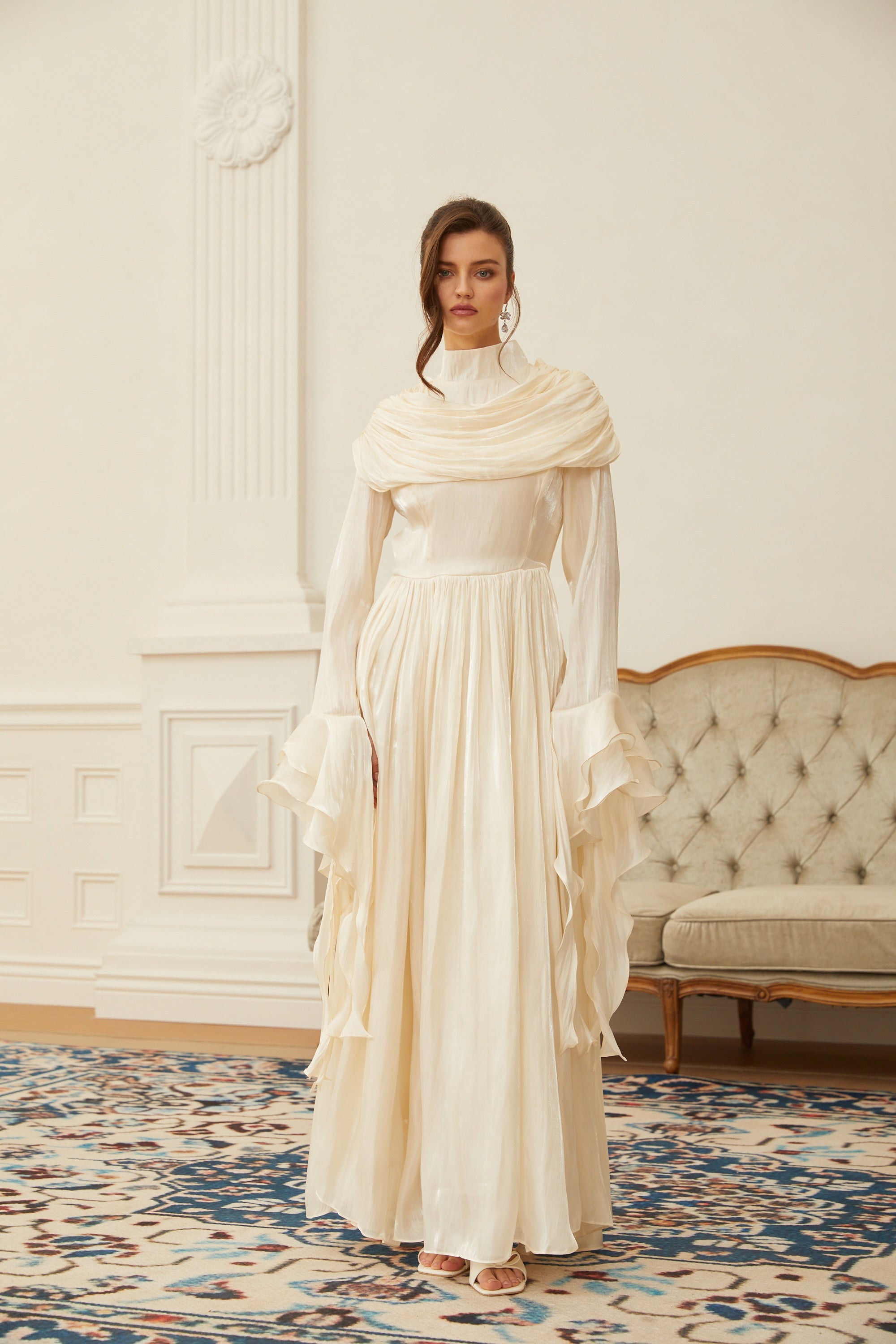 Vestido maxi plisado y con ruched en tono neutral de Danuta, estilo elegante y fluido para ocasiones formales.