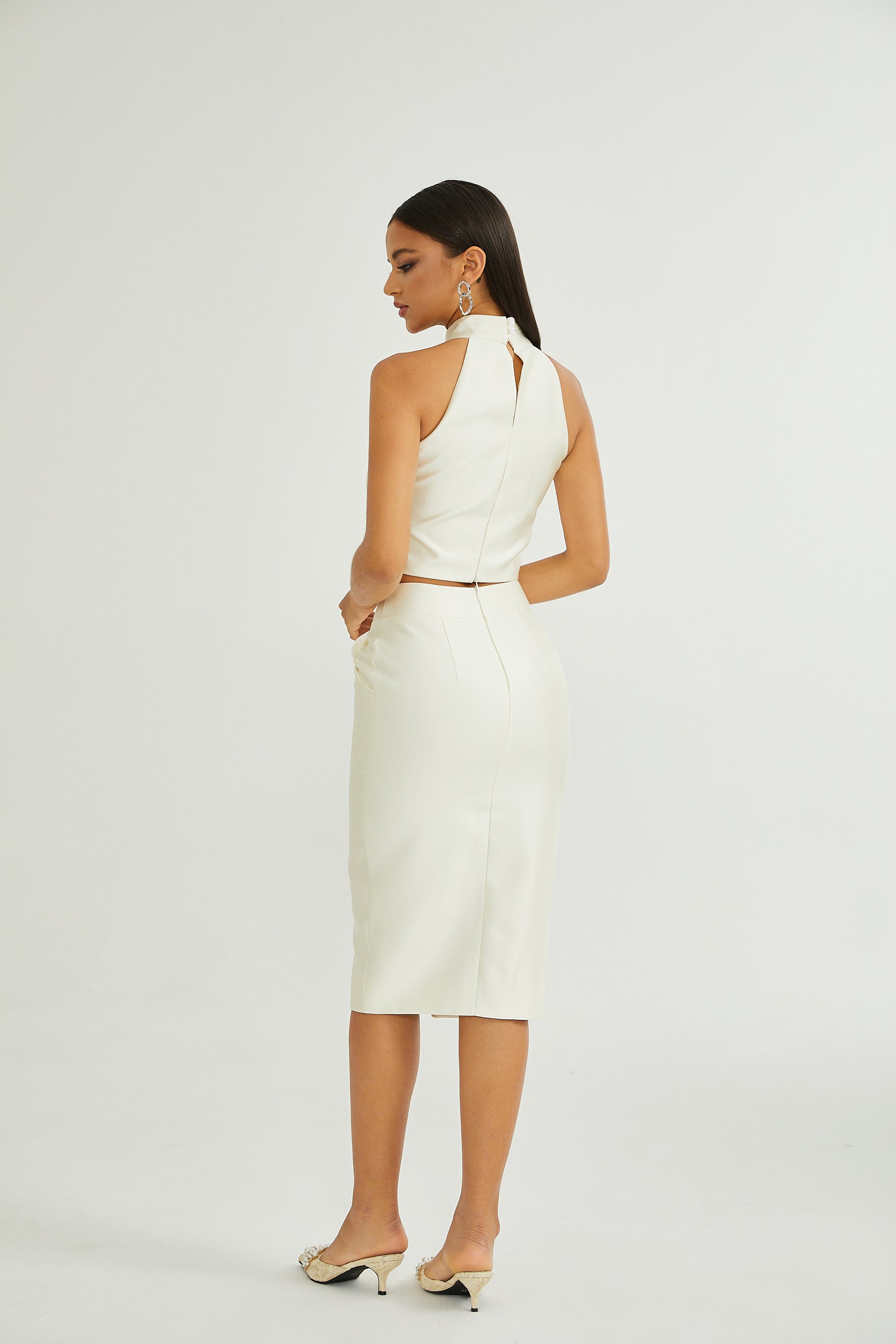 Conjunto a juego de blusa y falda blanca de la marca Final Sale, estilo elegante y moderno, vista de la parte frontal.