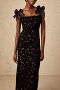 Vestido largo negro Eloise con bordado floral, estilo maxi, de tela ligera y elegante, diseñado por Final Sale.