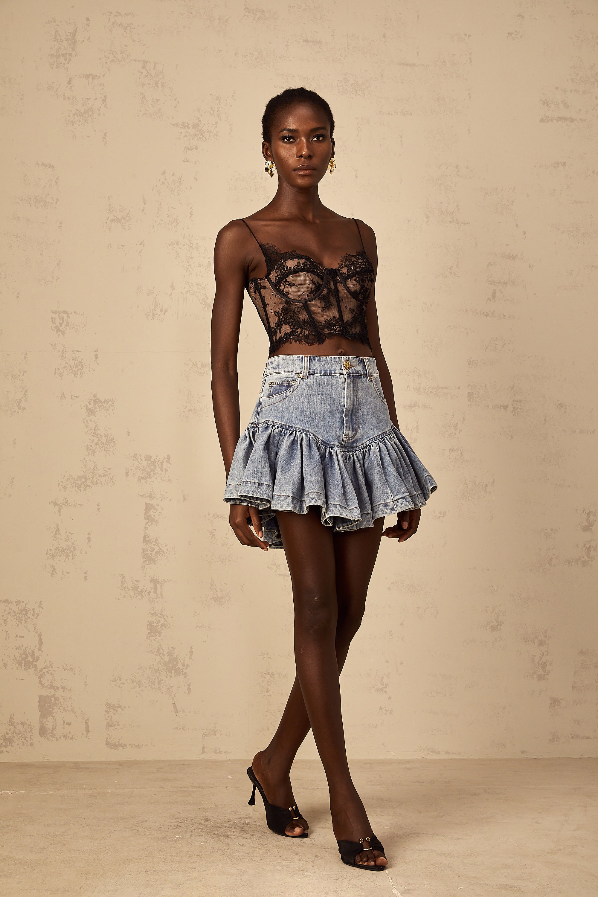 Falda corta de mezclilla azul claro con volantes de la marca Final Sale, estilo mini y diseño con detalles ruffled.