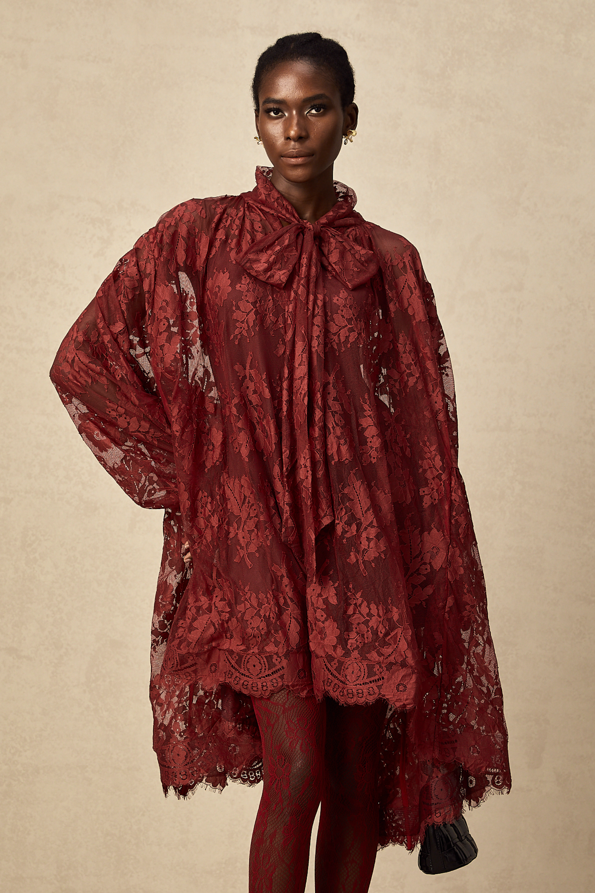 Vestido oversize rojo con encaje de chantilly de la marca Final Sale, con detalles elegantes y corte amplio.