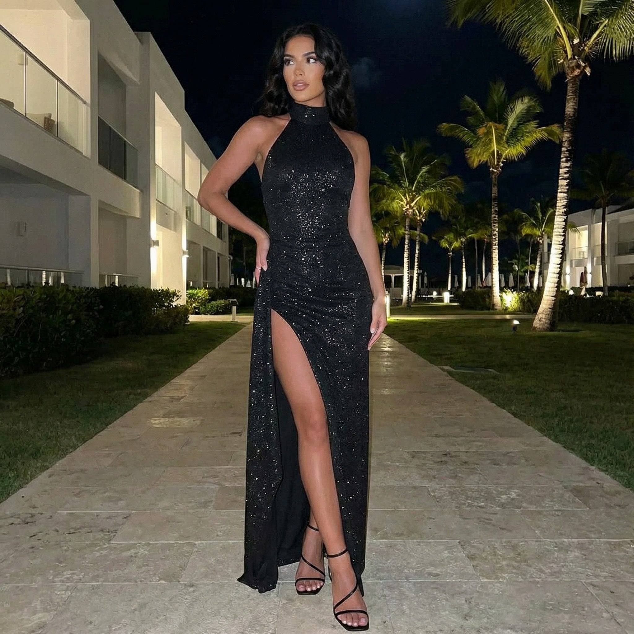 Vestido largo sin espalda y con abertura para chicas, de la marca SLIPPO®, ideal para salidas nocturnas.