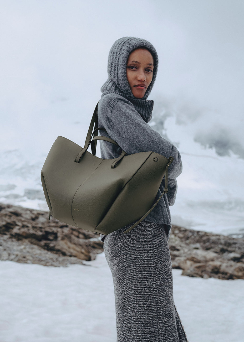 Bolso de mano Polène Cyme en piel granulada verde ahumado, con diseño elegante y detalles texturizados.