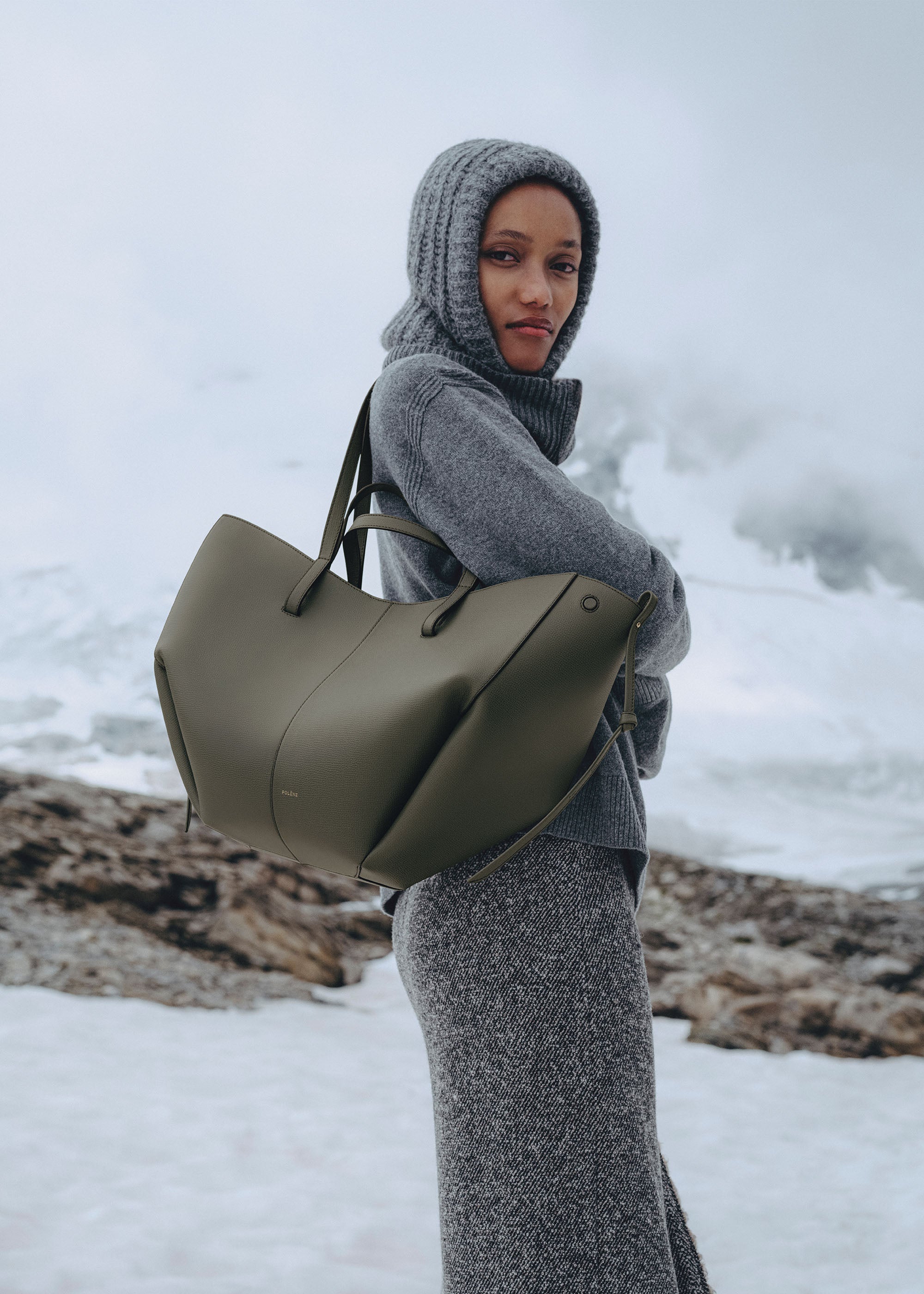 Bolso de mano Polène Cyme en piel granulada verde ahumado, con diseño elegante y detalles texturizados.