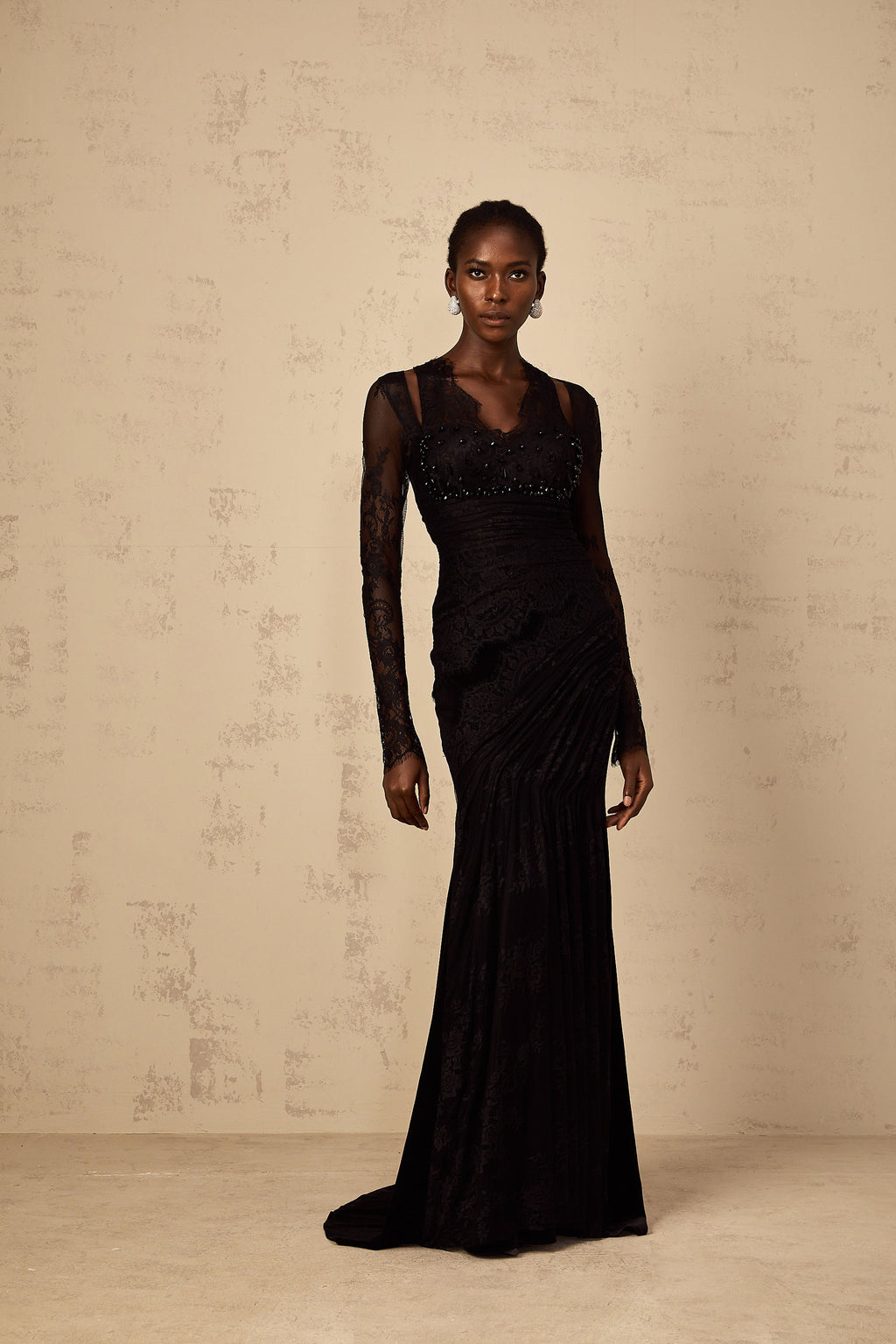 Vestido largo de sirena negro con encaje floral de la marca Final Sale, con diseño ajustado y detalles elegantes.