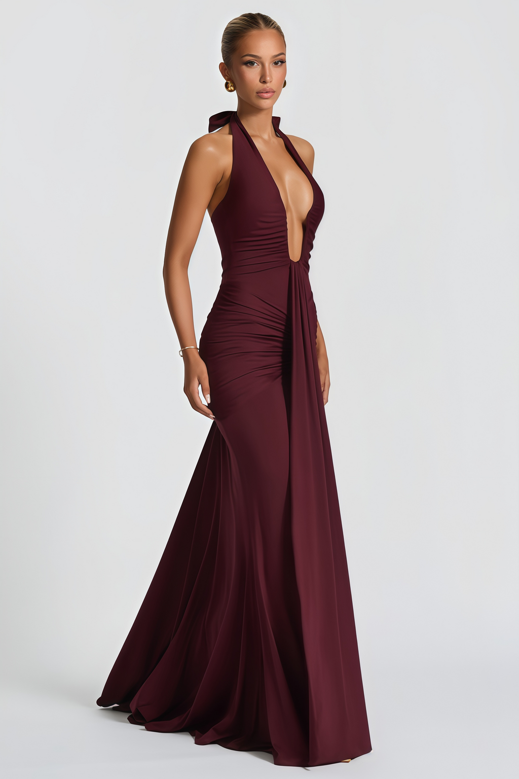Vestido largo halter con fruncido de Final Sale, vestido maxi de moda, en color neutro y diseño elegante.
