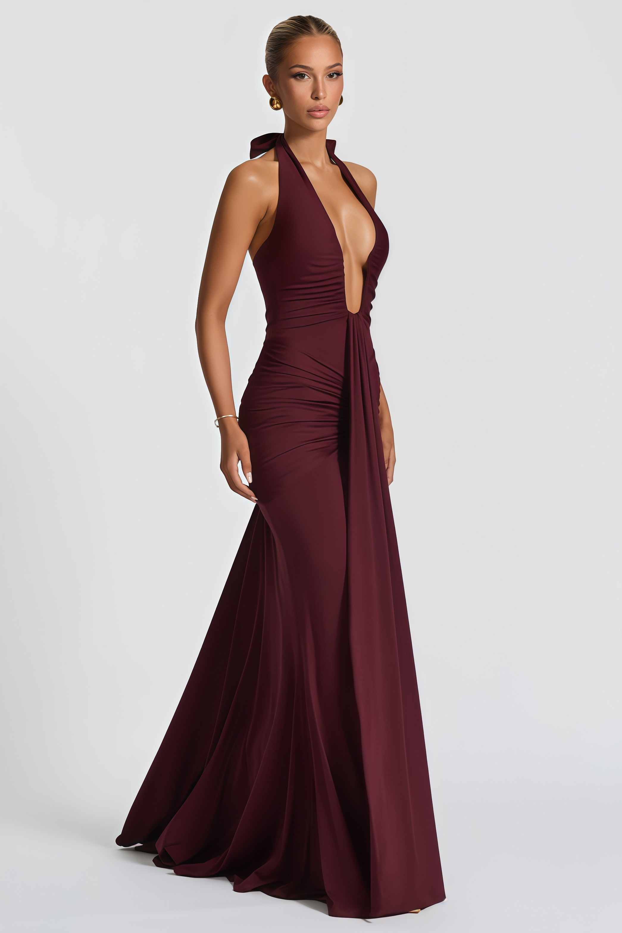 Vestido largo halter con fruncido de Final Sale, vestido maxi de moda, en color neutro y diseño elegante.