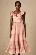 Vestido midi plisado y con volantes en color coral-pink de la marca Final Sale, con diseño elegante y femenino.
