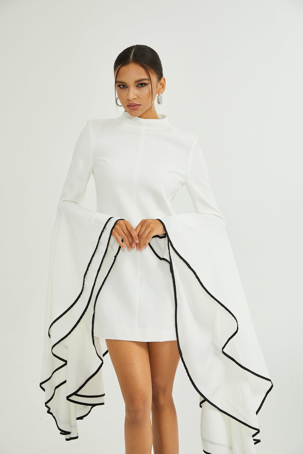 Vestido Madeleine con mangas volantes de Final Sale, diseño elegante y femenino en color neutro, en un fondo blanco.