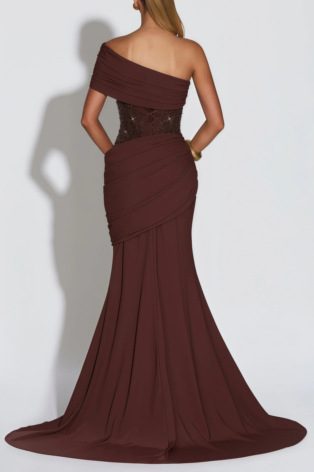 Vestido de noche largo de novia Bridal, manga asimétrica y adornos de lentejuelas color marrón con fruncido y diseño maxi elegante.