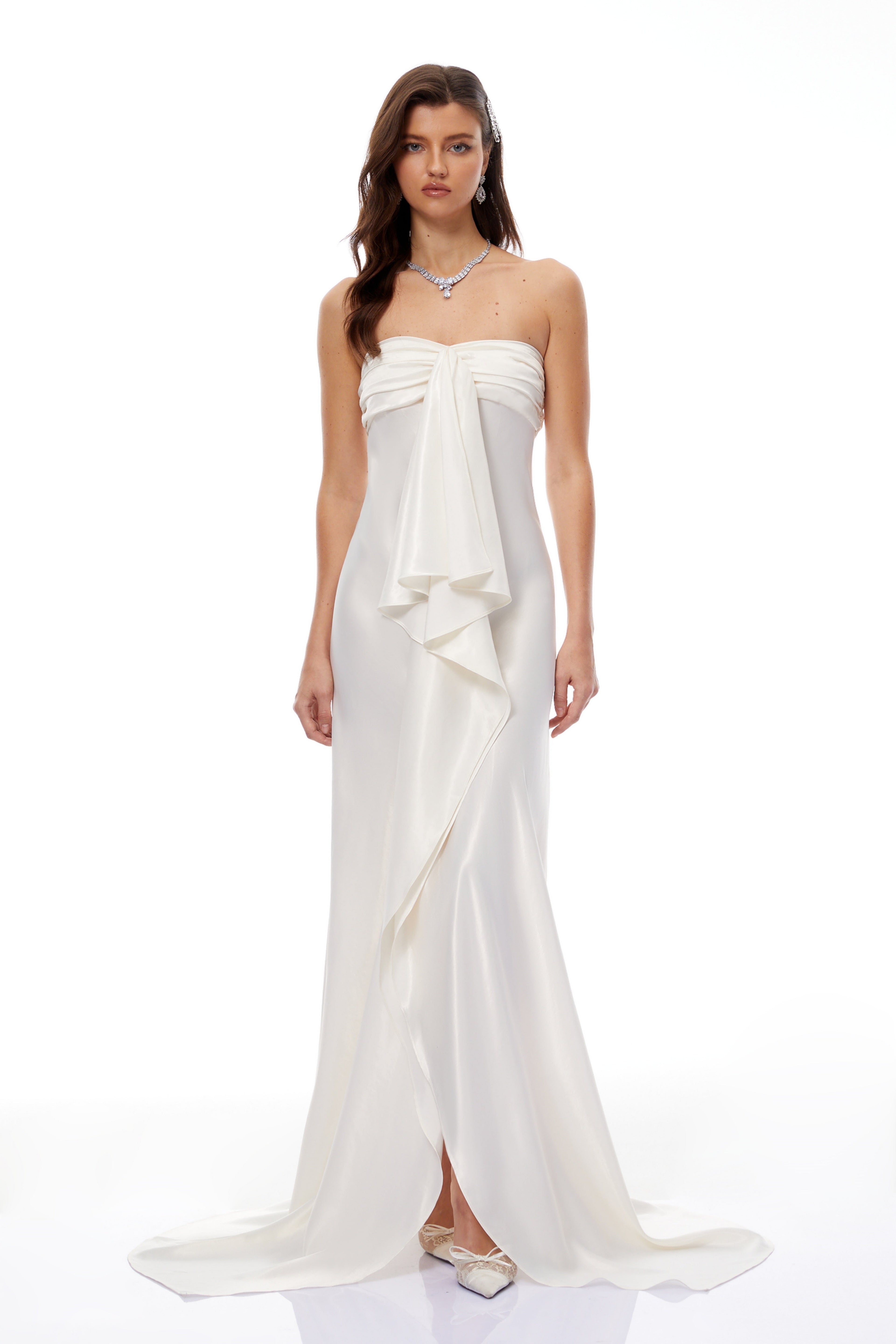 Vestido largo de satén beige sin tirantes con volantes de la marca Bridal, con diseño elegante y estilo maxi.