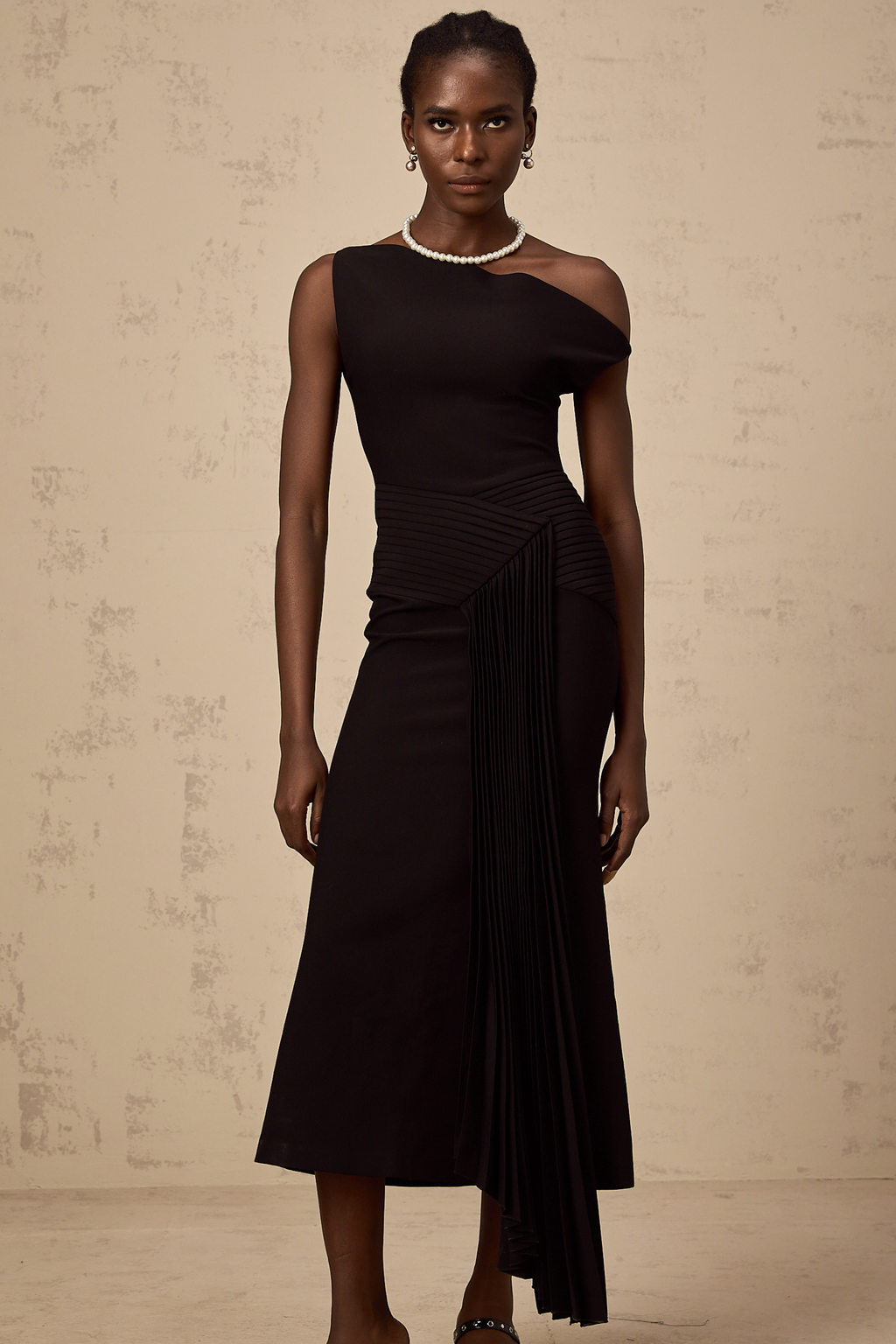 Vestido midi asimétrico Laurine en negro, vestido de noche con drapeado elegante, de la marca Final Sale.