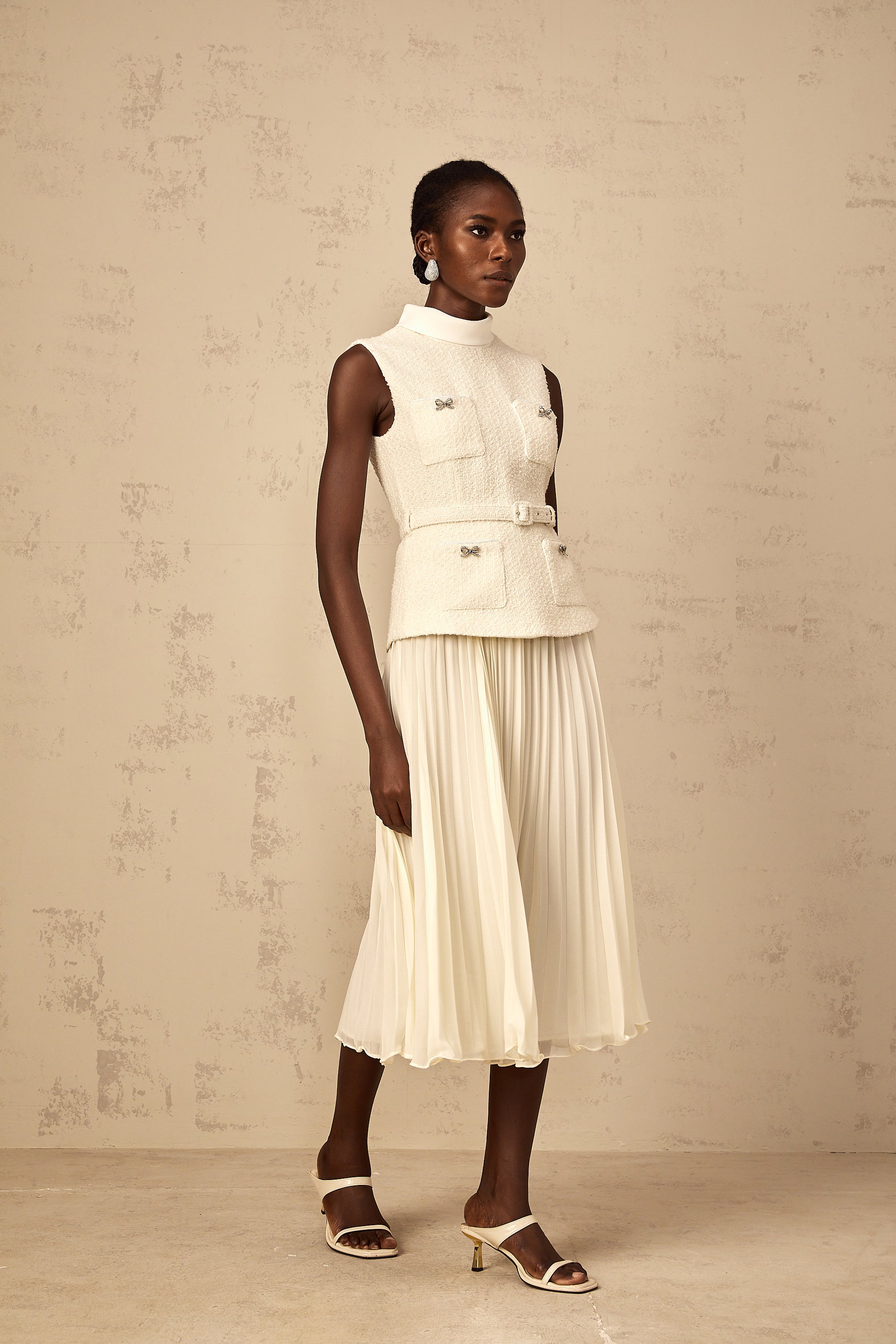 Vestido midi de tweed con panel de tul en color blanco roto, diseñado por Final Sale, mostrado en la imagen.
