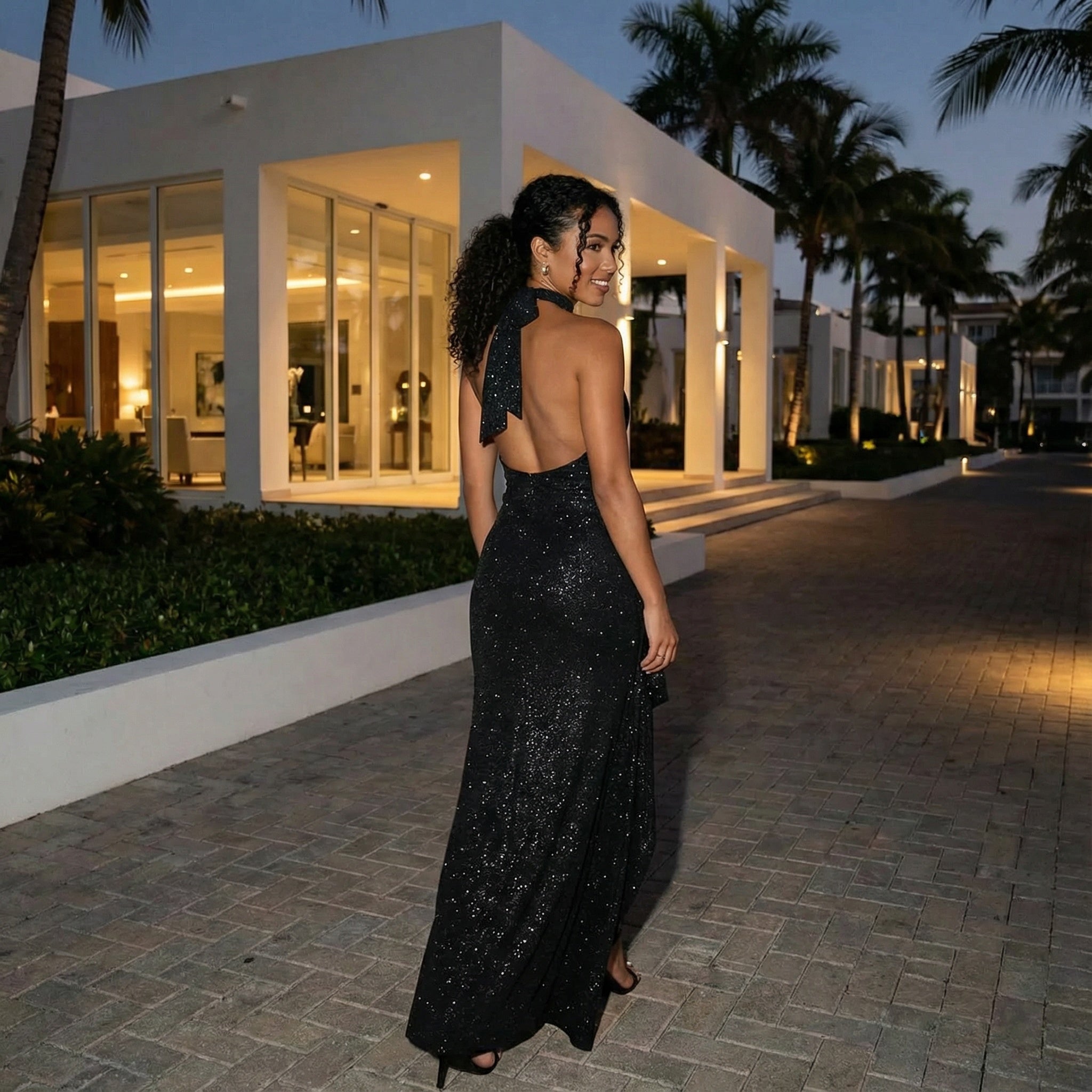 Vestido largo sin espalda y con abertura para niñas de noche de la marca SLIPPO®, diseñado para ocasiones elegantes.