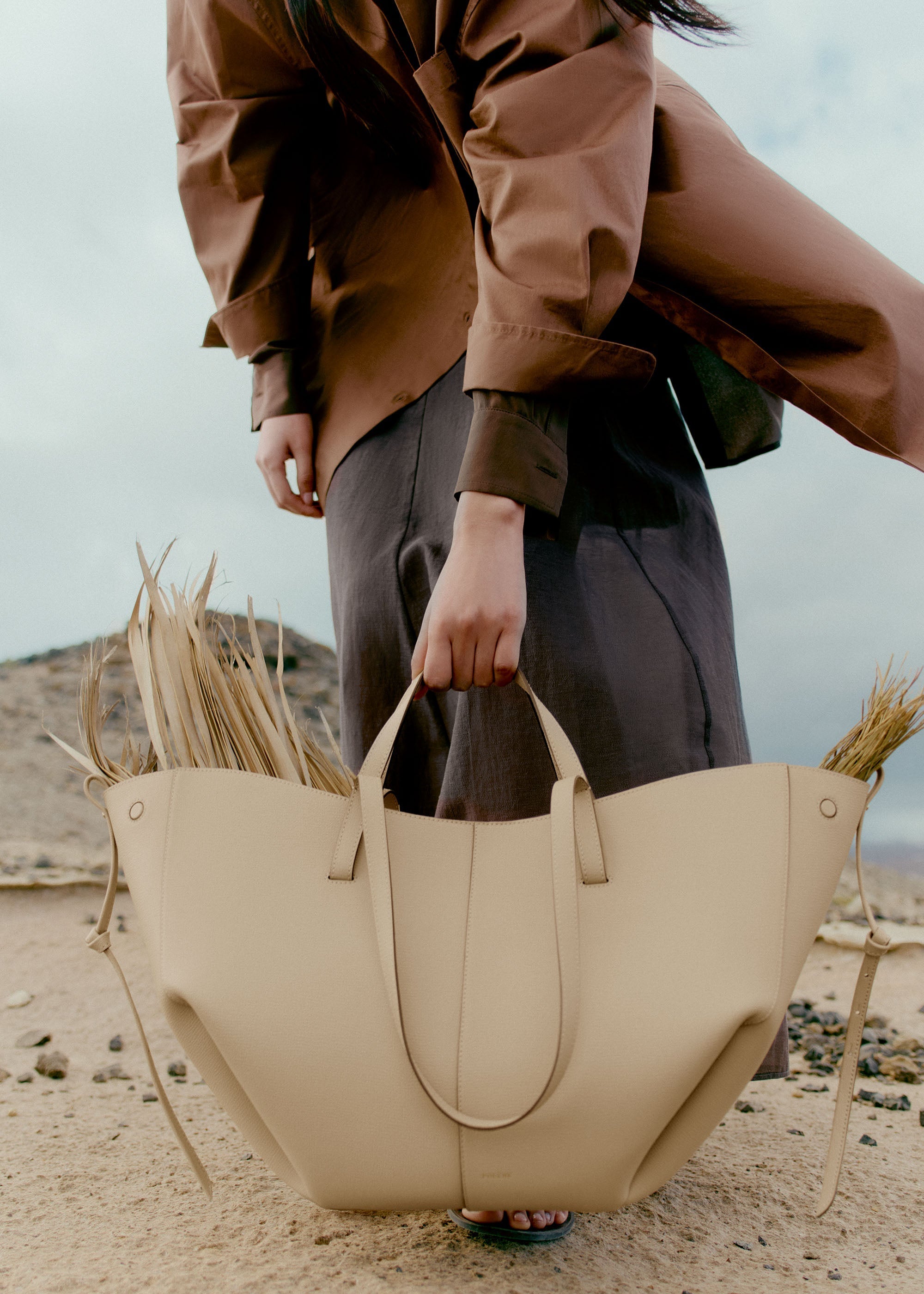 Bolso de mano Polène Cyme Arena Piel Granulada, diseño elegante y textura de piel granulada en color arena.
