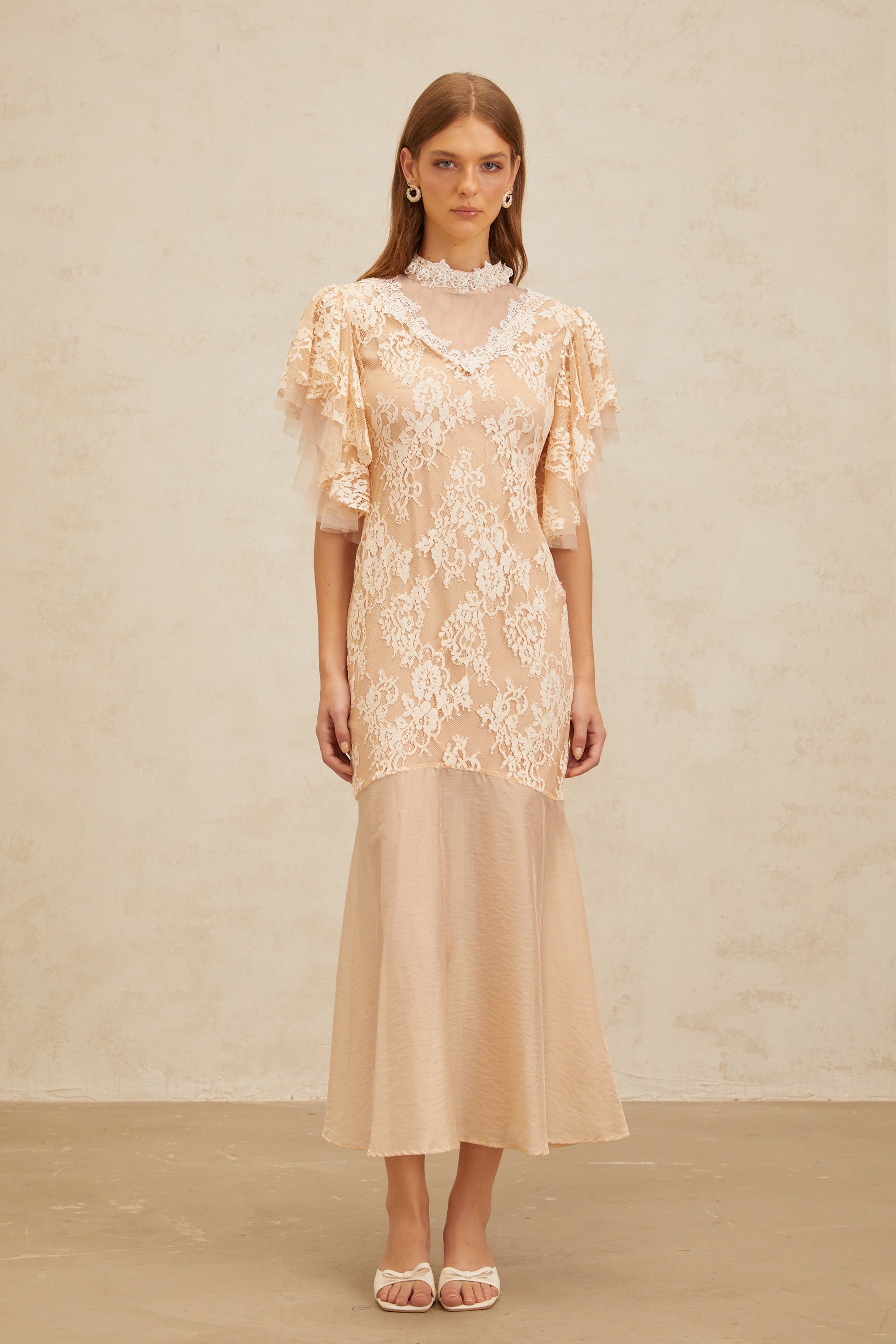 Vestido midi de encaje floral con detalles adornados de la marca MRParis, en tonos neutros, con paneles elegantes y estilo sofisticado.