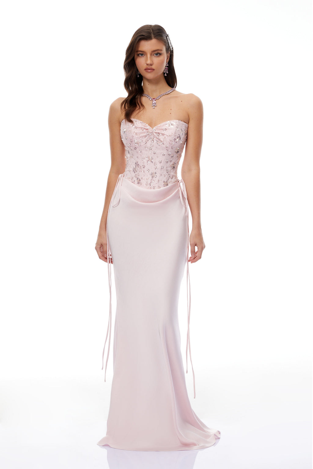 Conjunto de cuerpo corset rosa Teodora y falda de satén de la marca Bridal, visible en la imagen.