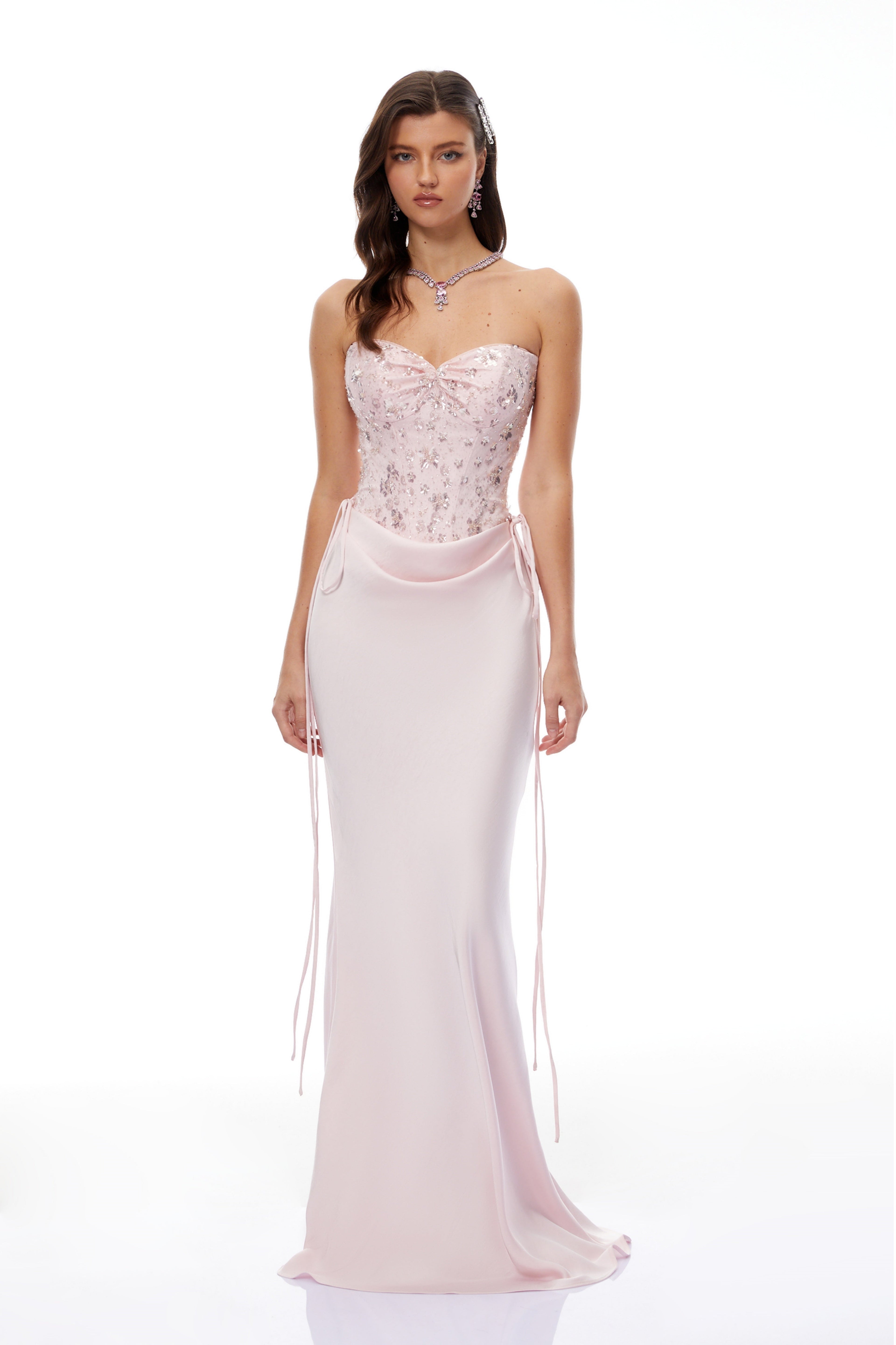 Conjunto de cuerpo corset rosa Teodora y falda de satén de la marca Bridal, visible en la imagen.