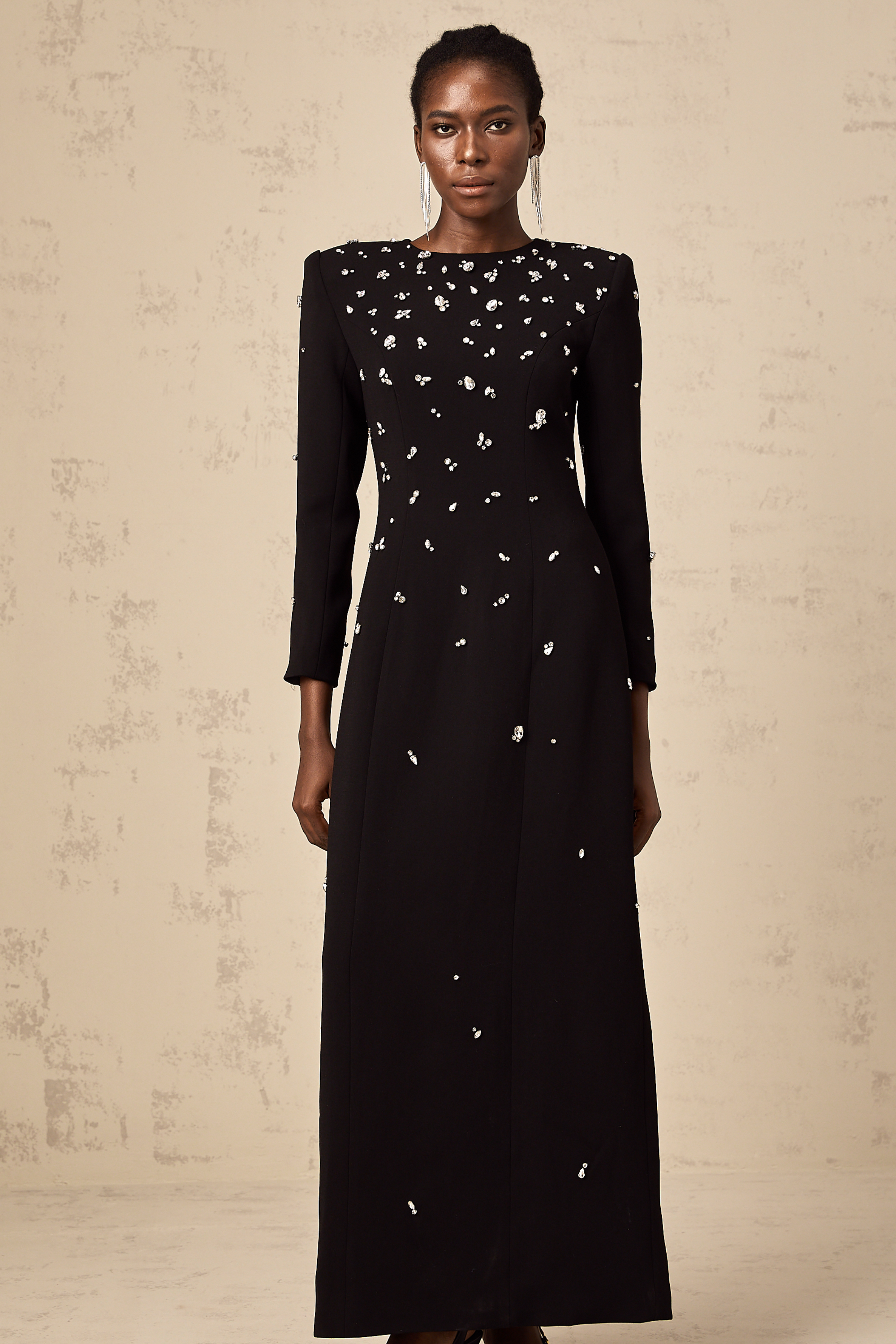 Vestido maxi negro Imelda con adornos de cristales de la marca Final Sale, diseñado para eventos elegantes y sofisticados