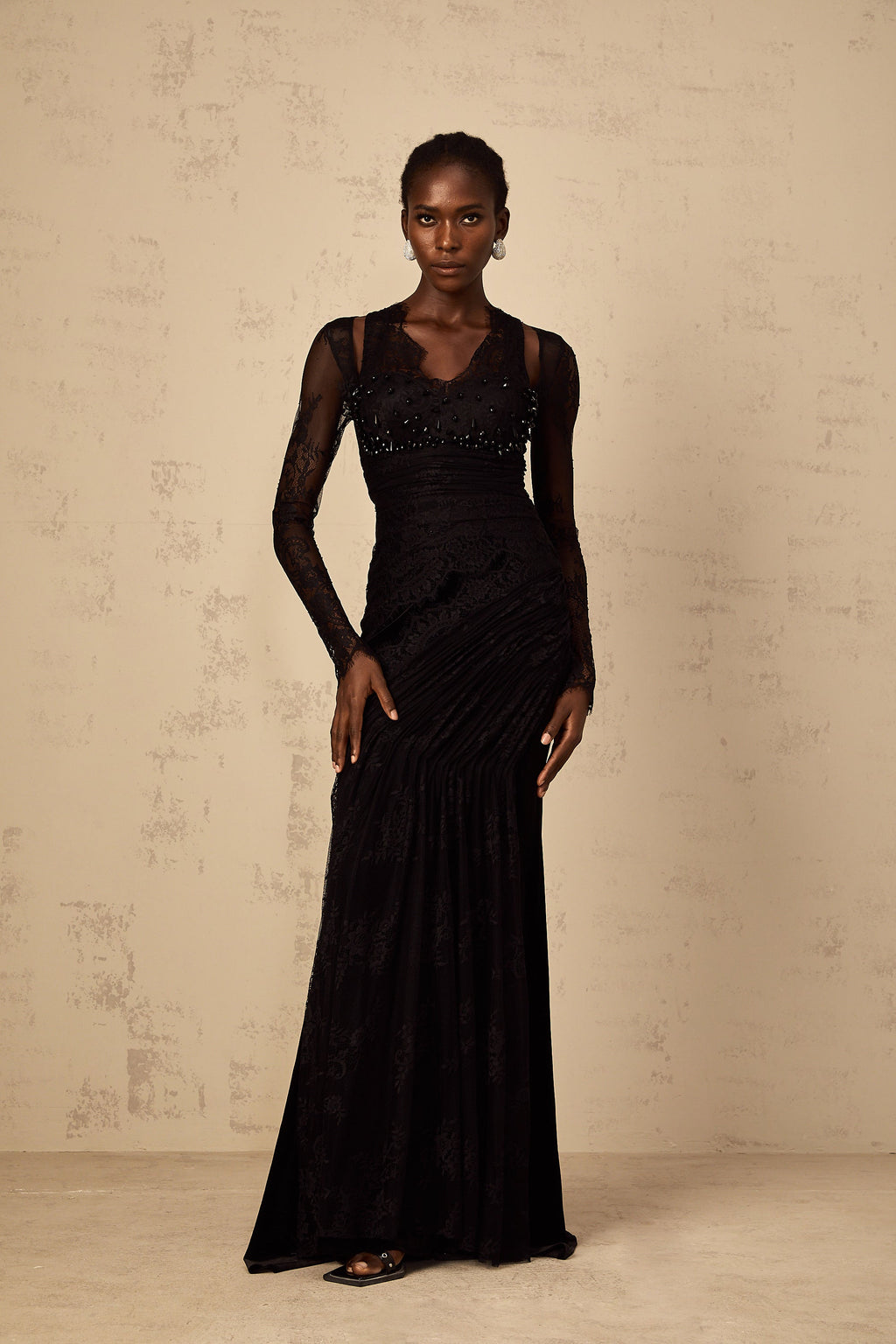 Vestido largo de sirena negro con encaje floral de la marca Final Sale, con diseño ajustado y escote elegante.