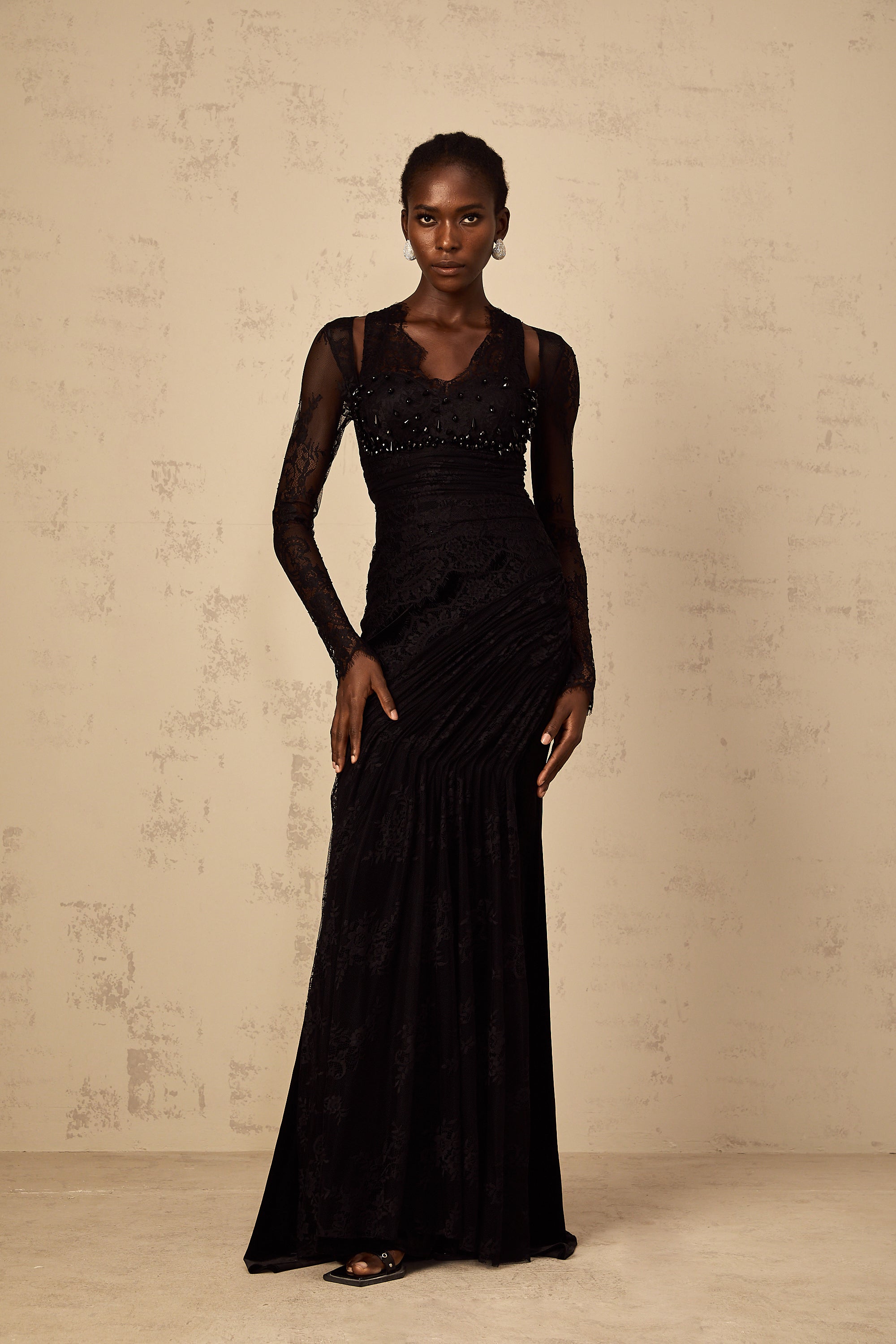 Vestido largo de sirena negro con encaje floral de la marca Final Sale, con diseño ajustado y escote elegante.