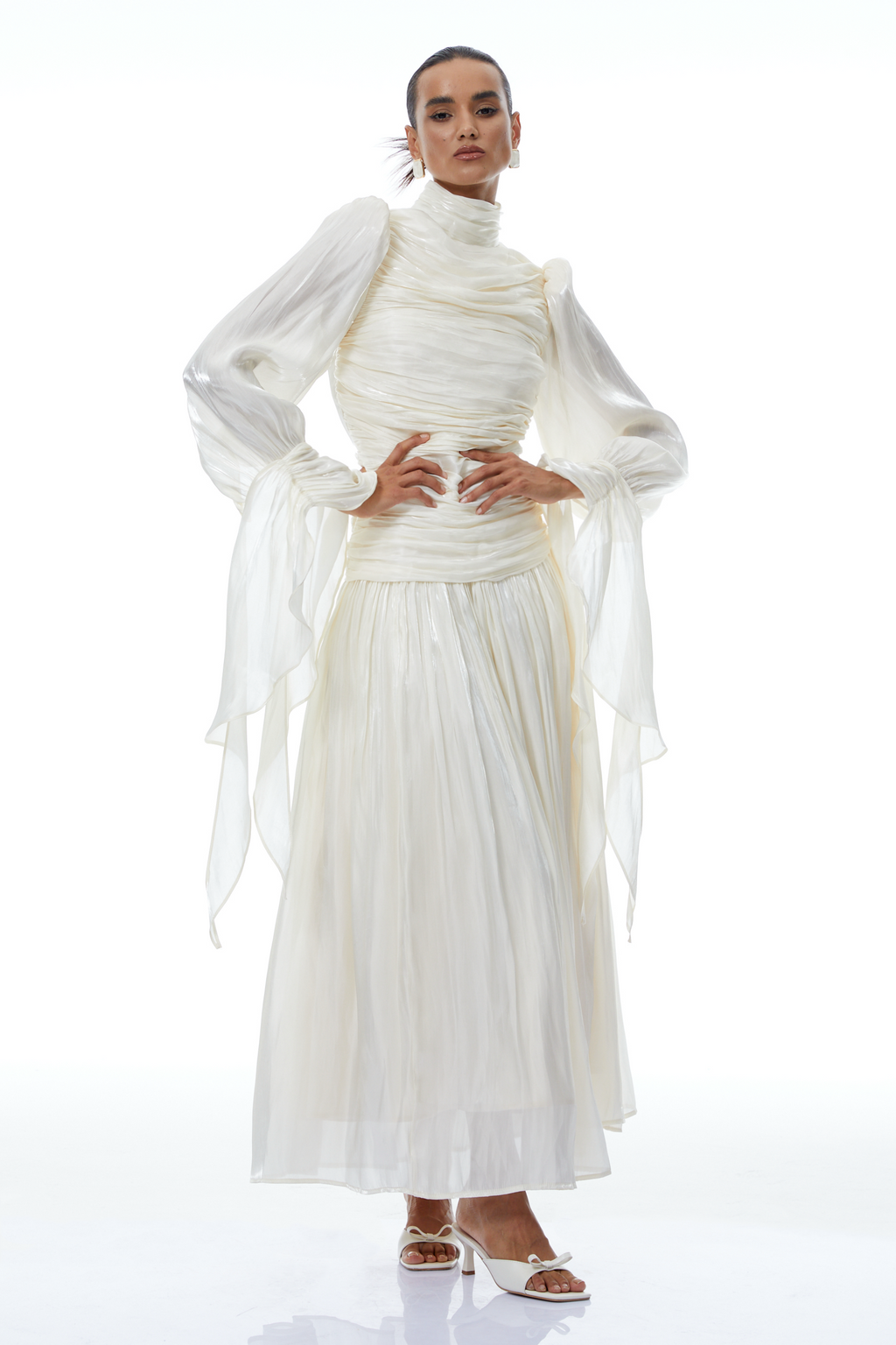 Vestido maxi Sarolta en tono neutro con acabado brillante y detalle fruncido, vestido largo de moda de Final Sale.
