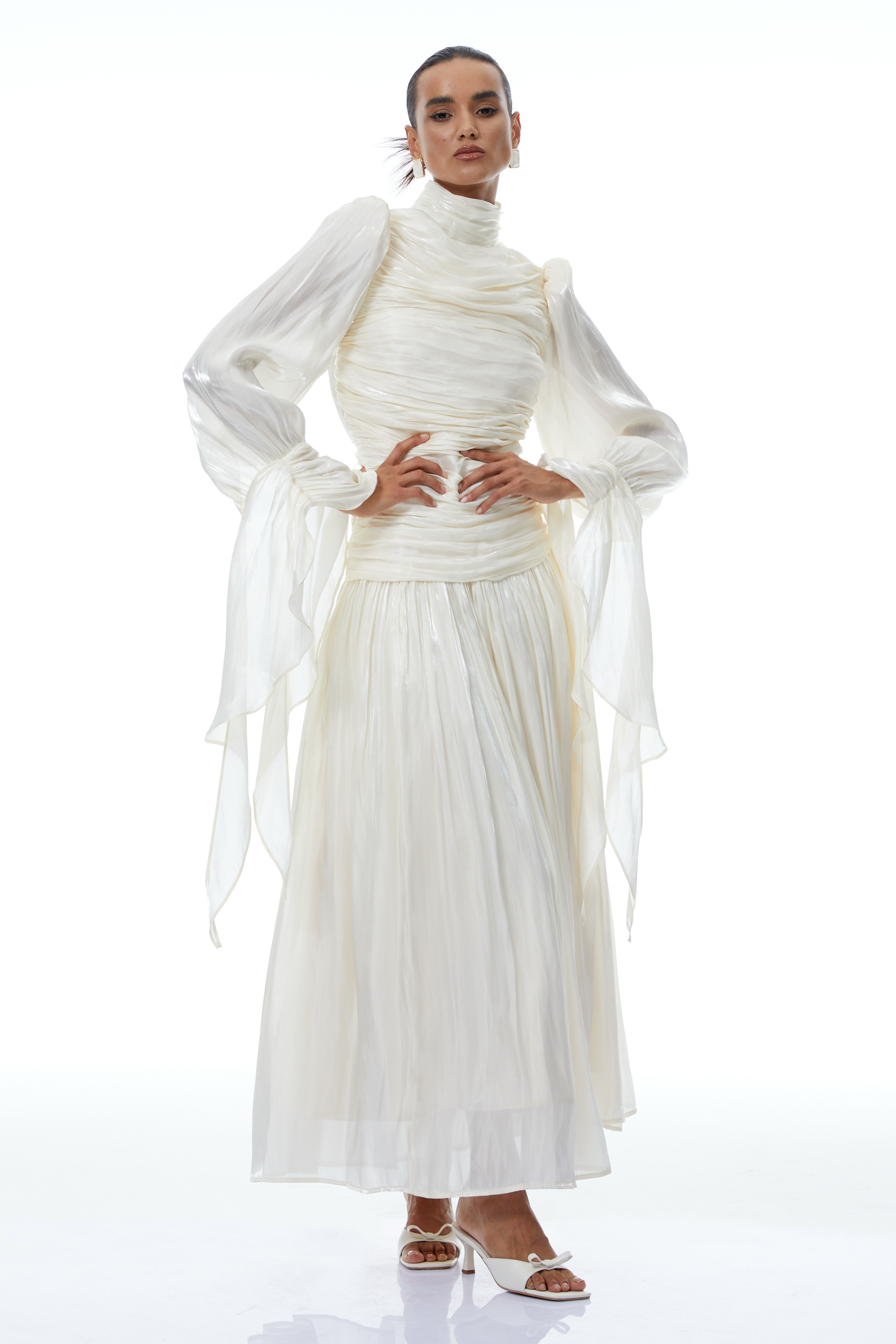 Vestido maxi Sarolta en tono neutro con acabado brillante y detalle fruncido, vestido largo de moda de Final Sale.
