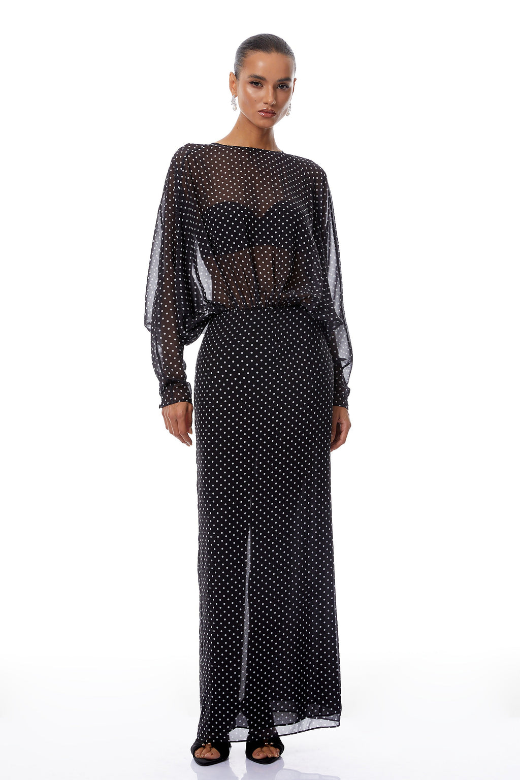Vestido largo de gasa negro con lunares blancos de la marca Final Sale, estilo maxi, con diseño elegante y fluido.