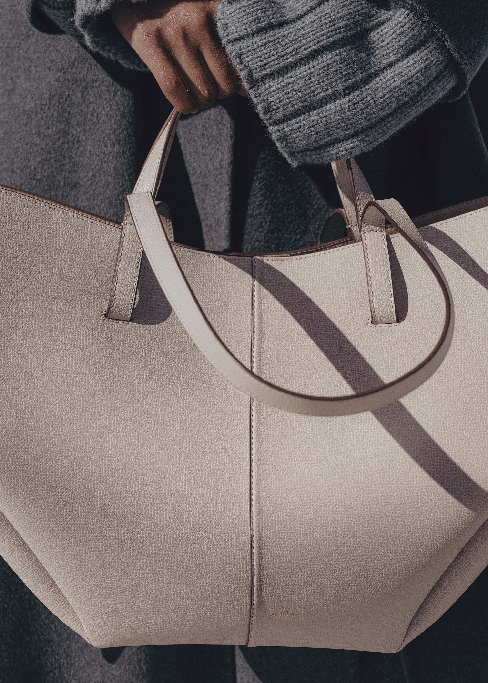 Bolso Polène Cyme - Bruma Piel Granulada, elegante bolso de mano con textura granulada en color bruma para mujer.