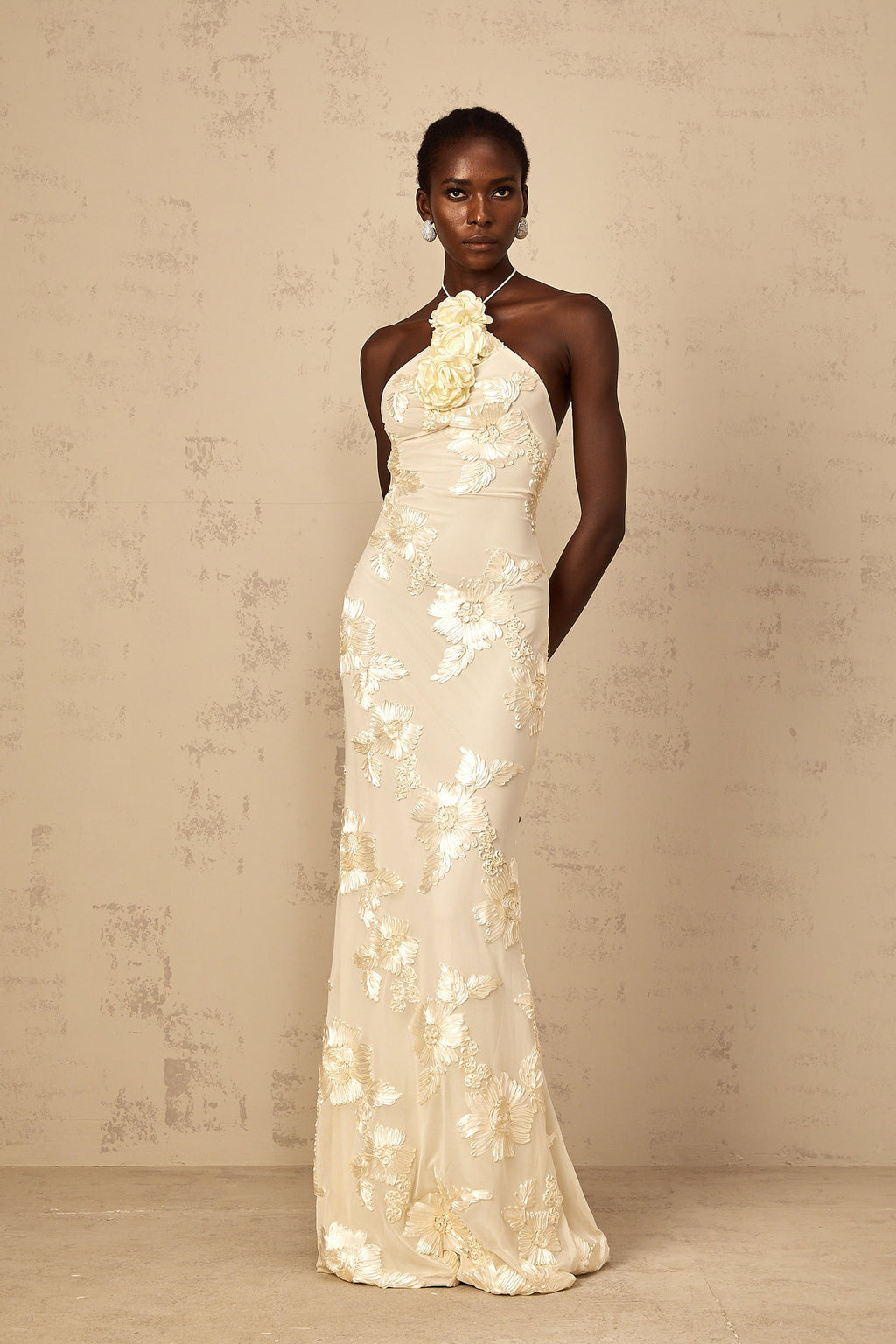 Vestido maxi halter con bordado en tonos neutros de Melanie Neutrals, vestido largo y elegante para ocasiones especiales.