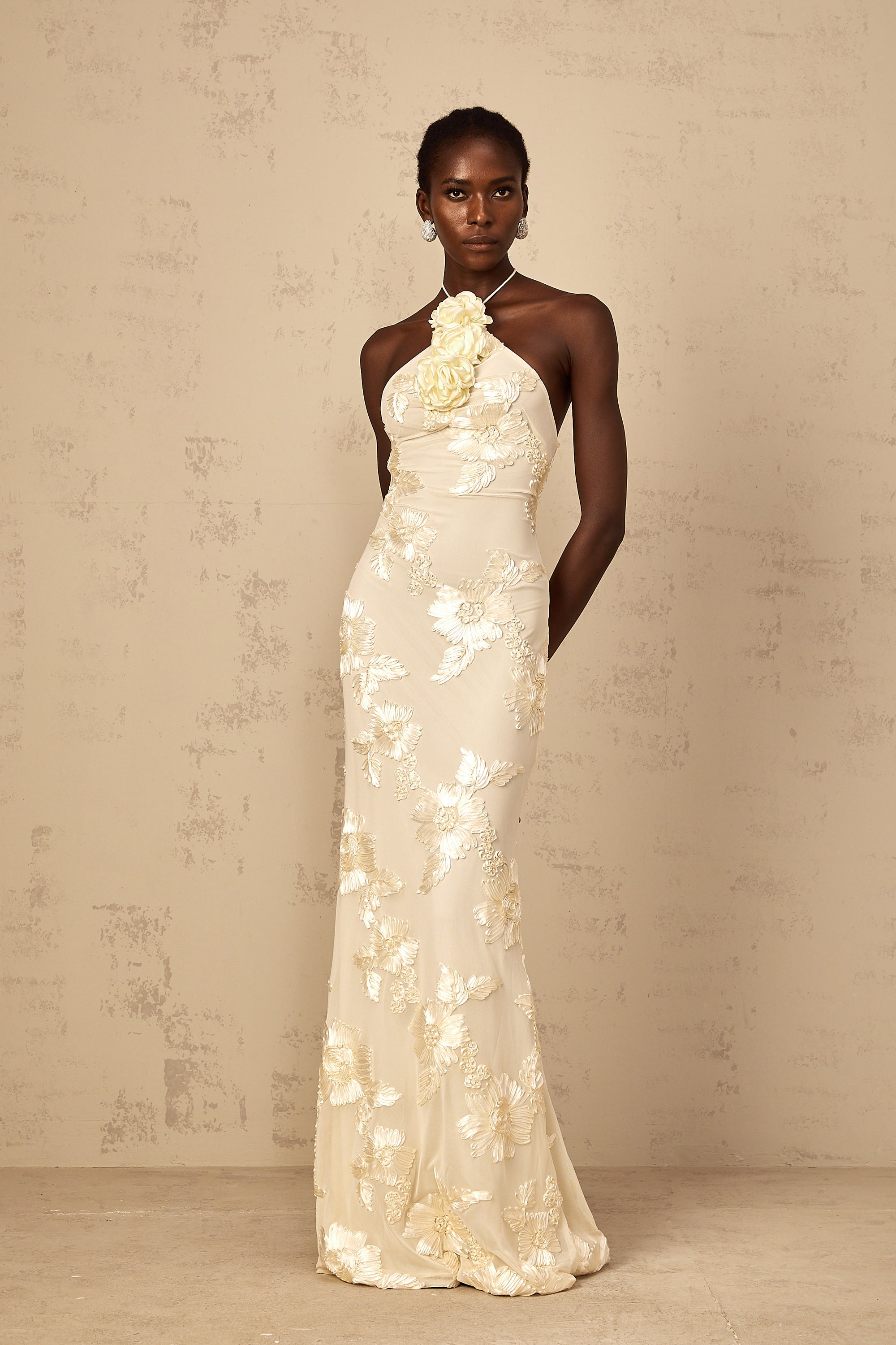 Vestido maxi halter con bordado en tonos neutros de Melanie Neutrals, vestido largo y elegante para ocasiones especiales.