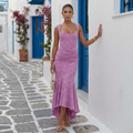 Vestido de invitada de boda SLIPPO® Ziva con cintura esculpida y diseño elegante en color neutro.