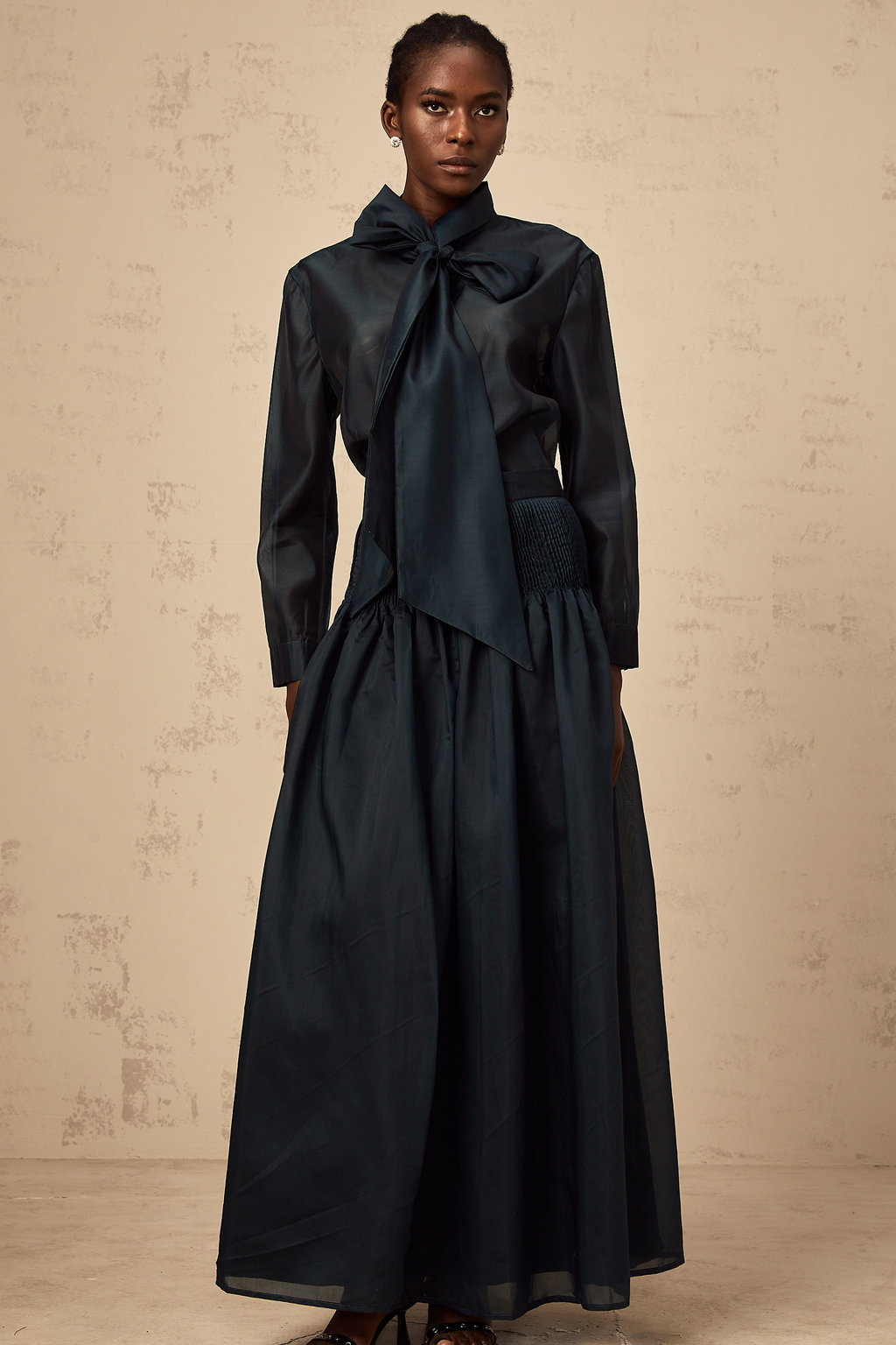 Conjunto de blusa y falda a juego de la marca Final Sale en verde oscuro, con cuello de lazo y diseño elegante.