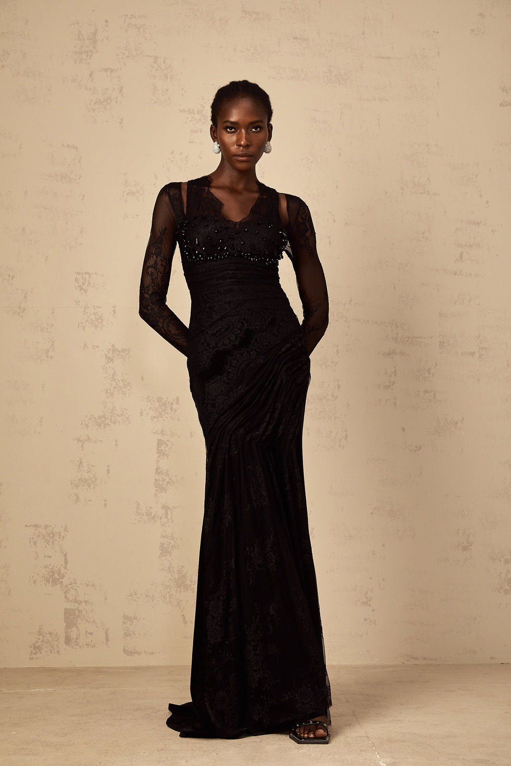 Vestido largo de sirena negro con encaje floral de la marca Final Sale, diseño ajustado y elegante para ocasiones especiales.