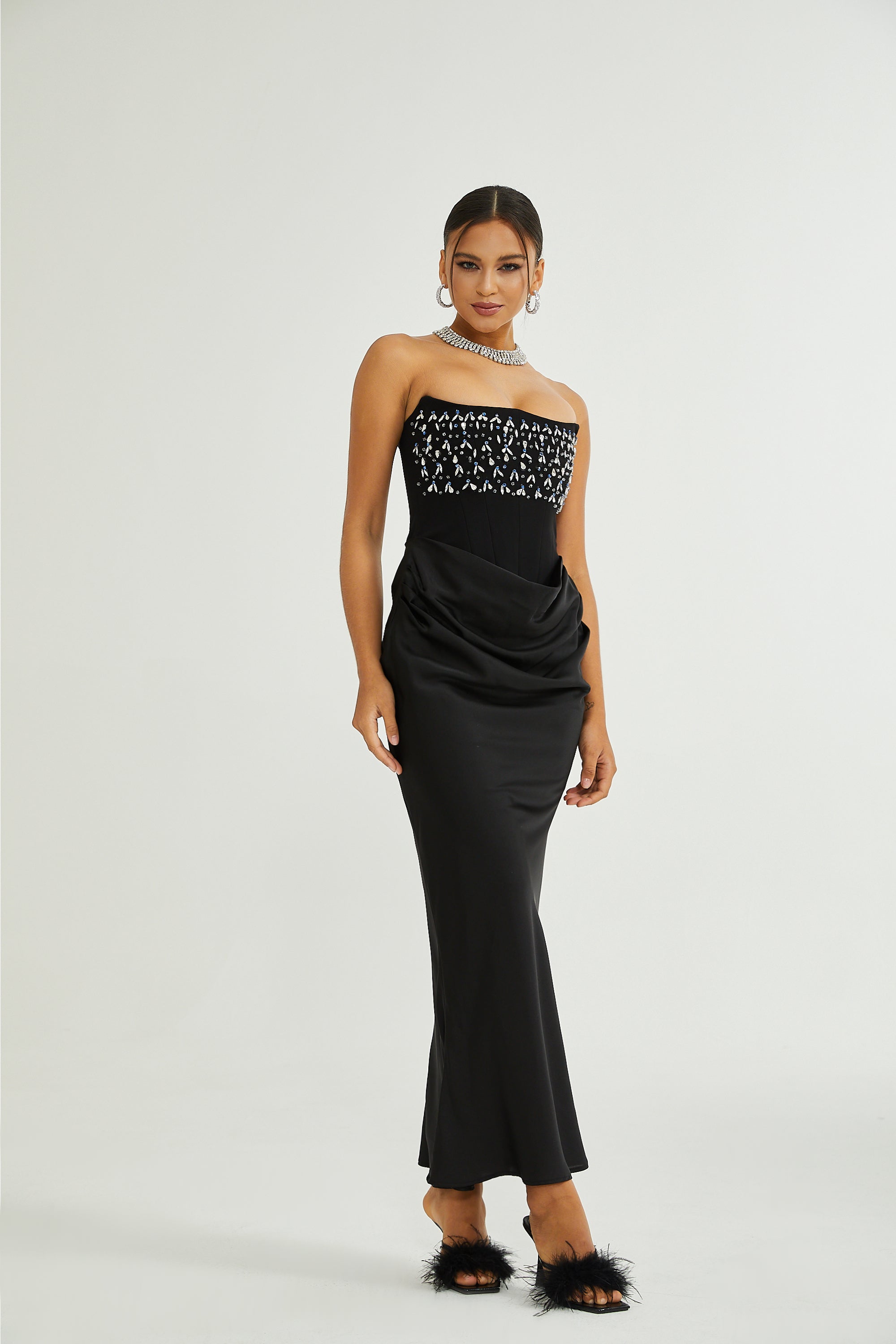 Vestido largo de noche Aurore Crystal Embellished Maxi Dress de Final Sale, con detalles de cristales en la parte superior y falda fluida