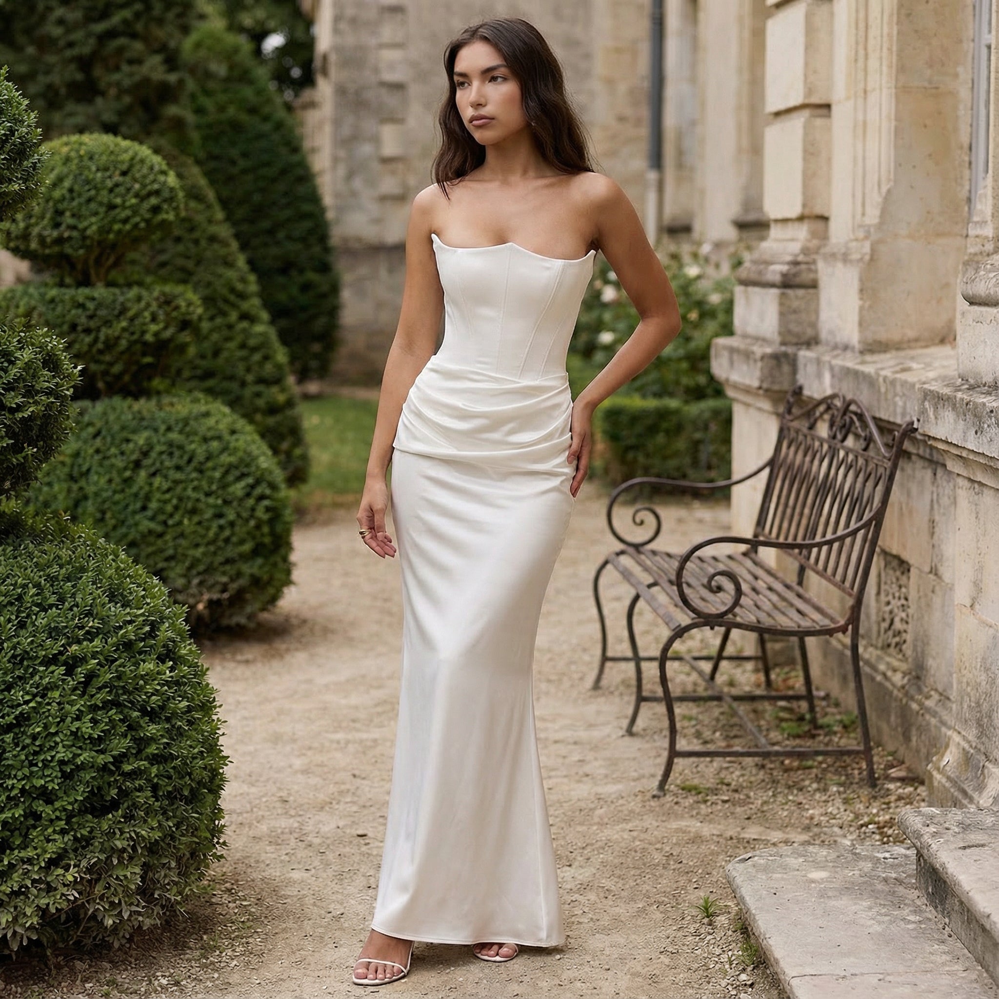 Vestido largo de invitada de boda sin tirantes, plisado y maxi de la marca SLIPPO®, en color elegante.