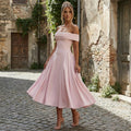 Vestido midi elegante de SLIPPO® Minerva, con diseño fluido y detalles sofisticados, en color neutro.
