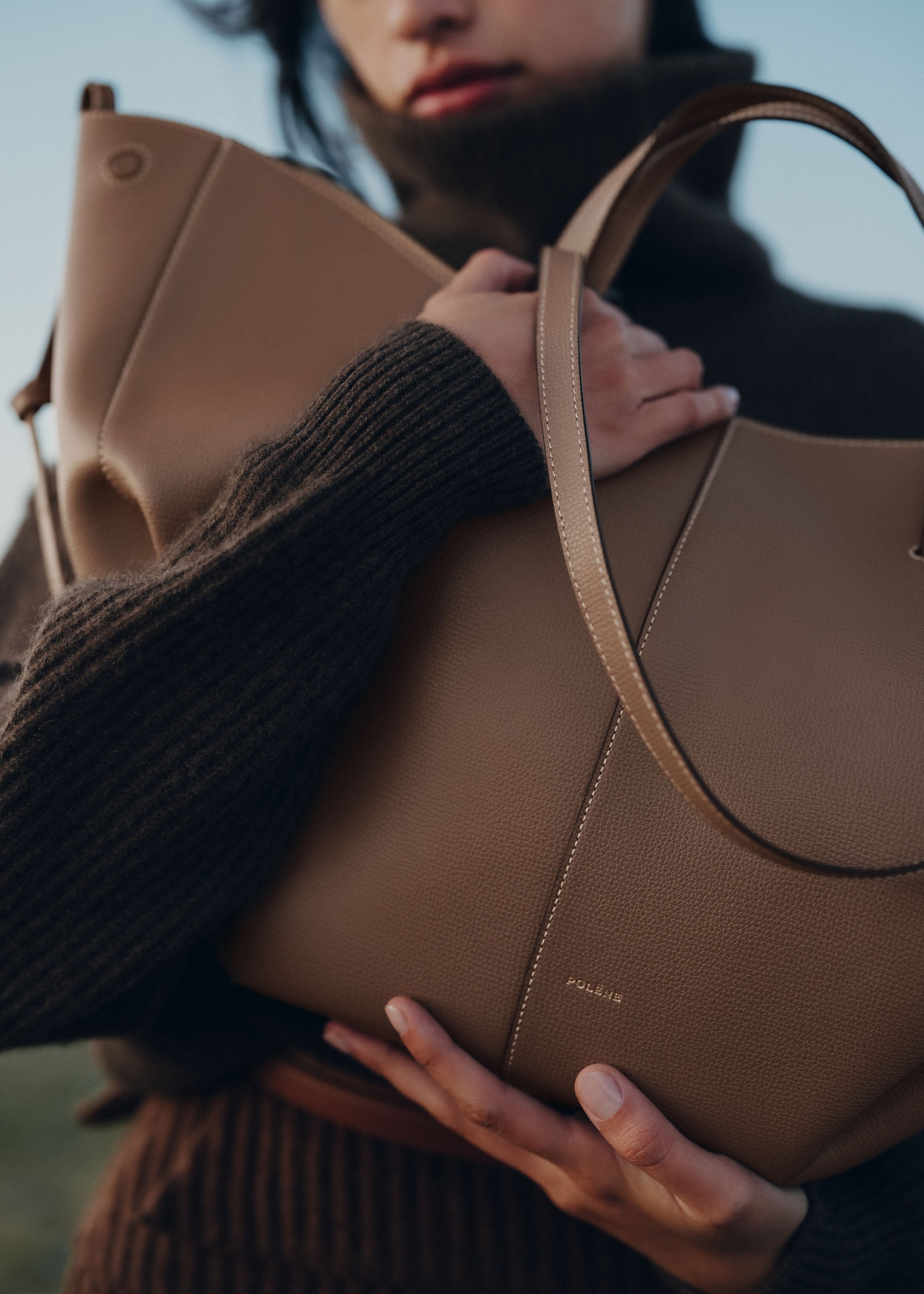 Bolso de mano Polène Cyme en piel granulada color alazán, diseño elegante y textura detallada en imagen.