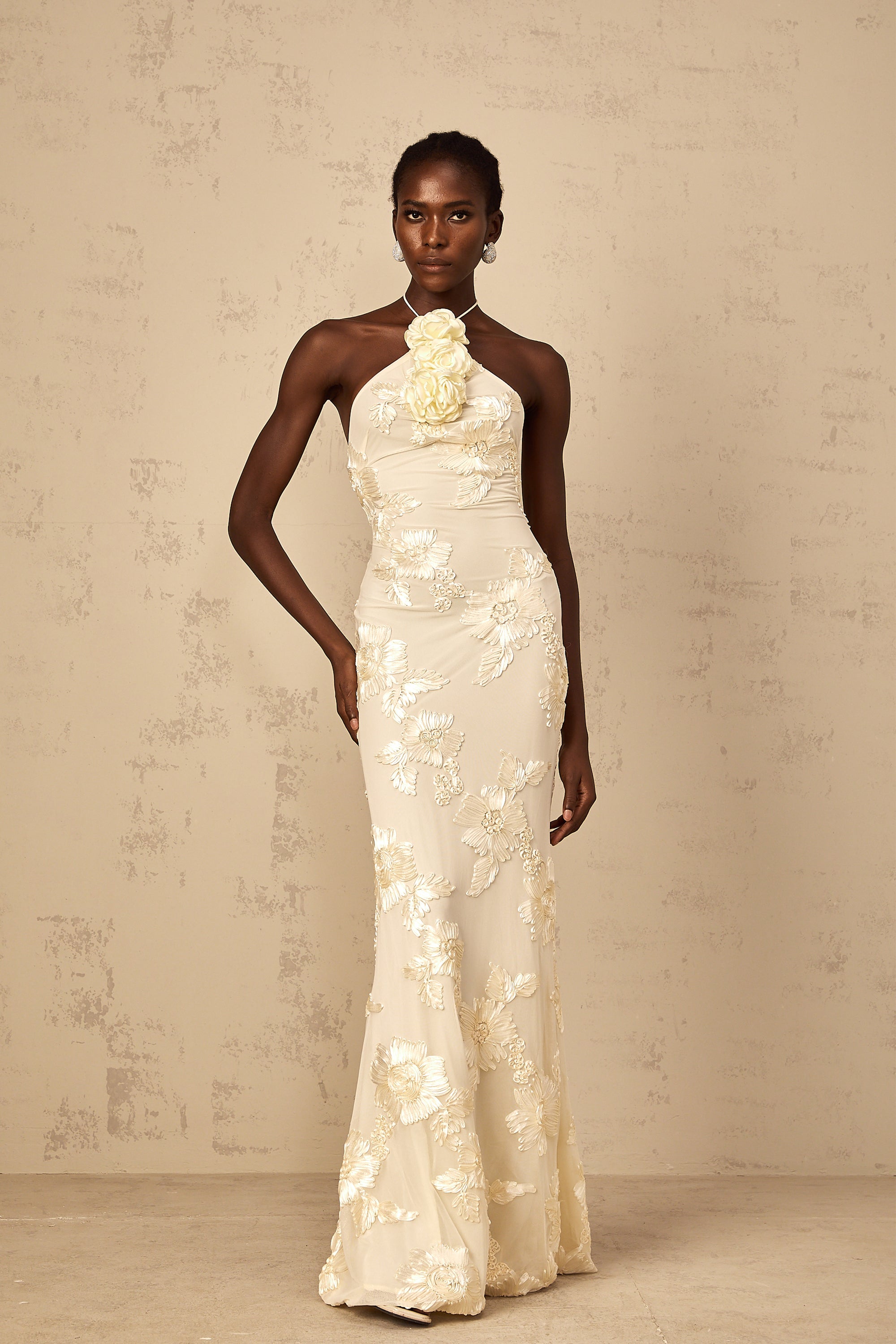 Vestido maxi halter con bordados en tonos neutros de Melanie Neutrals, diseño elegante y fluido para ocasiones especiales.