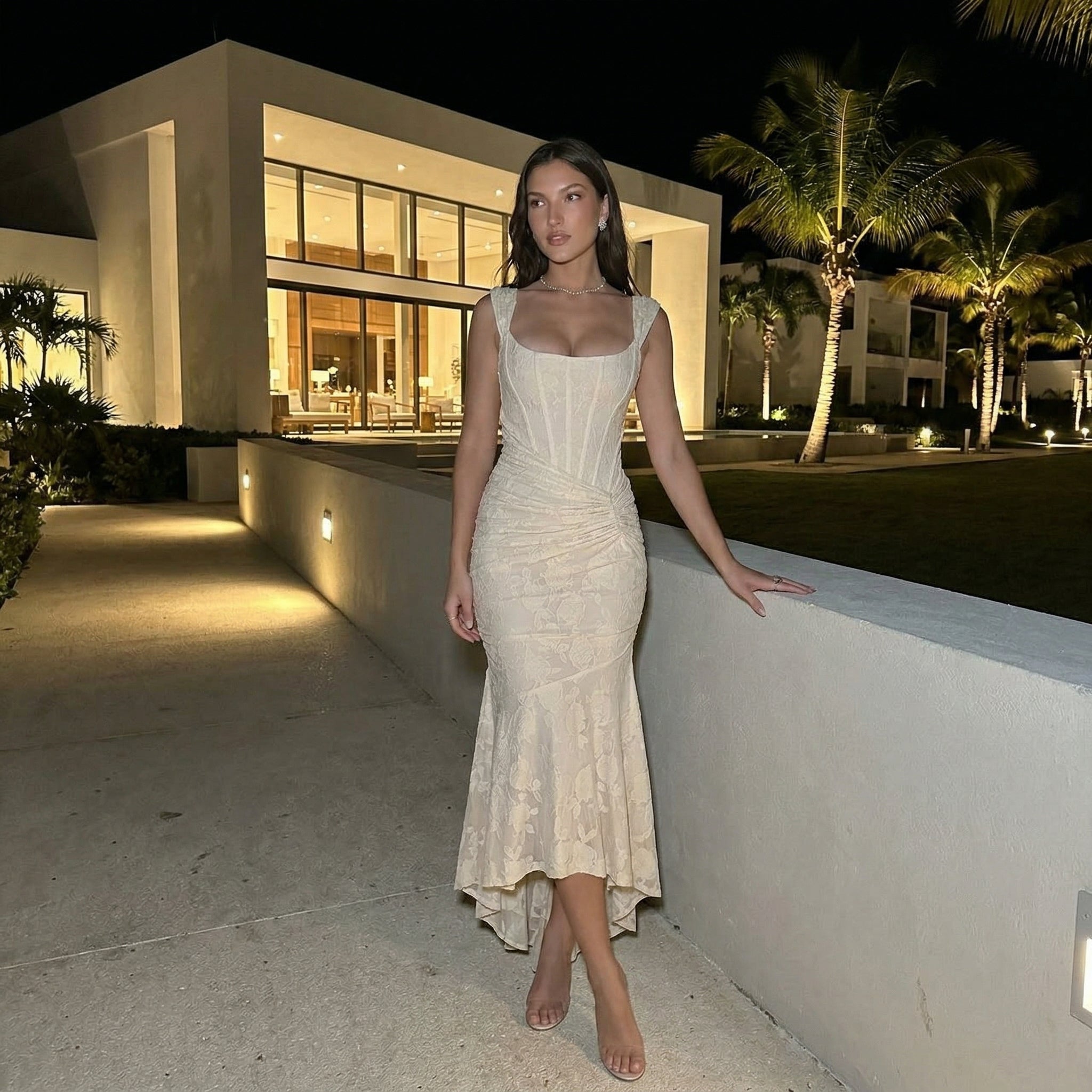 Vestido de invitada de boda Ziva de SLIPPO® con cintura esculpida y diseño elegante en tela suave y fluida.