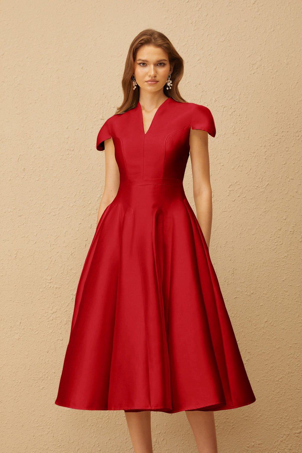 Vestido midi rojo Aventin con diseño Godet, estilo elegante y moderno, en una imagen que muestra su corte y tela.