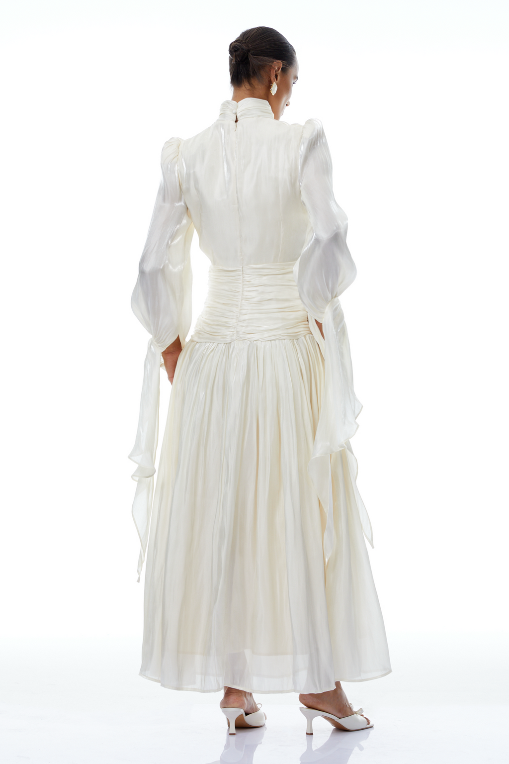 Vestido largo maxi Sarolta en acabado brillante y con fruncido, estilo neutral y elegante de la marca Final Sale.