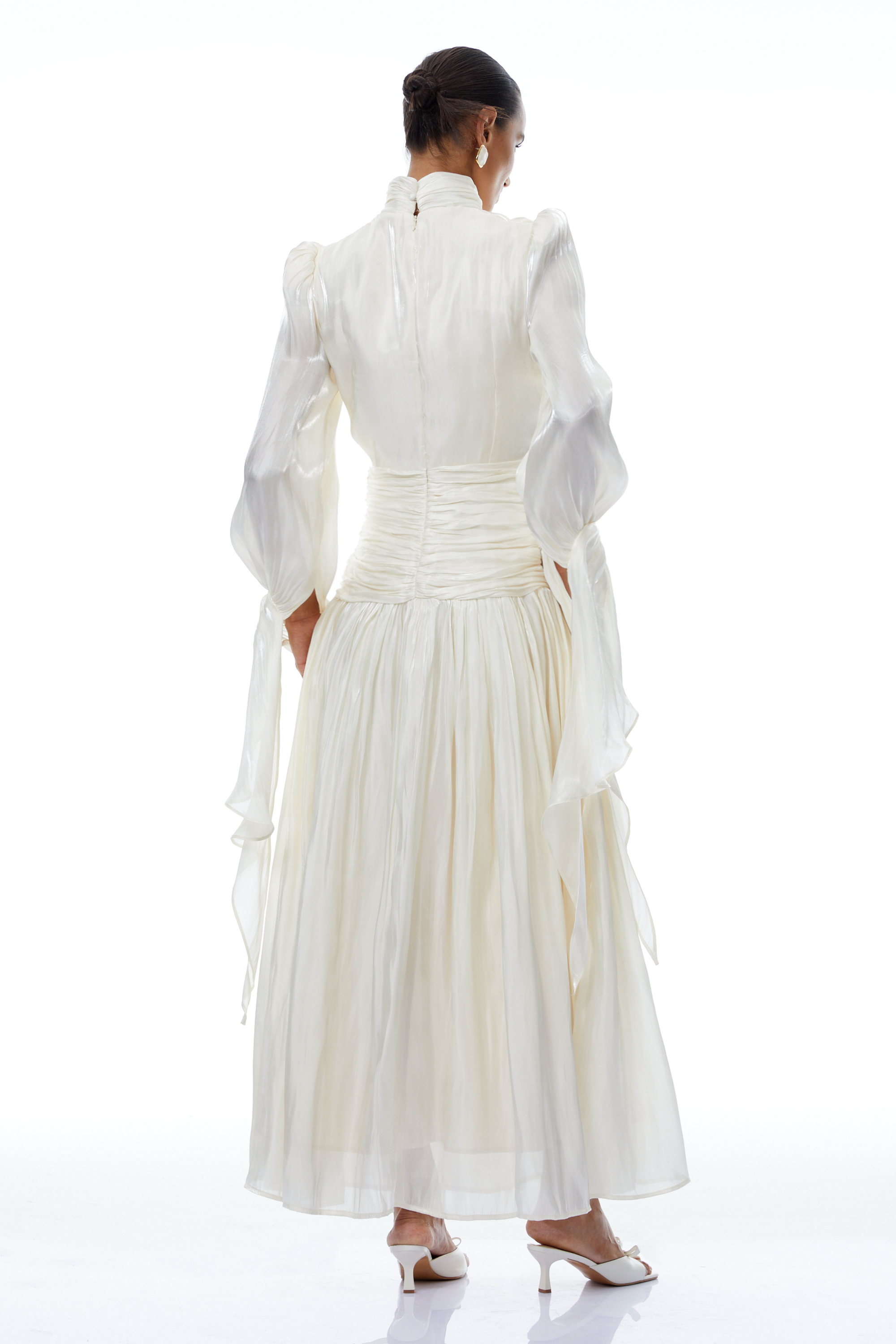 Vestido largo maxi Sarolta en acabado brillante y con fruncido, estilo neutral y elegante de la marca Final Sale.