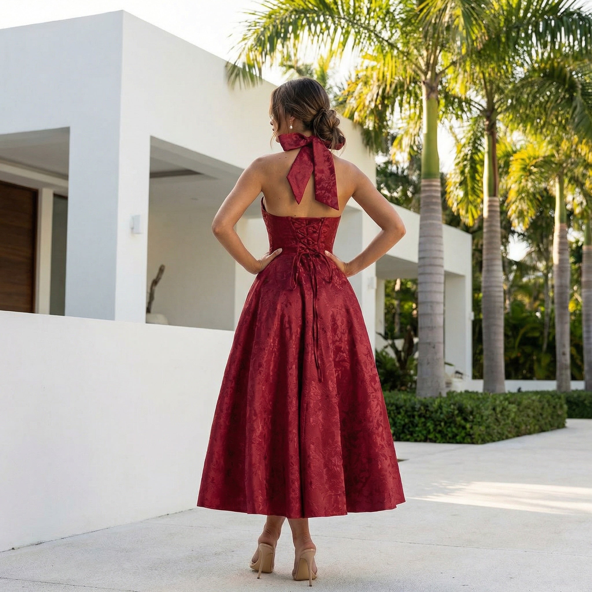 Vestido midi Alba Blossom de SLIPPO®, con diseño floral y elegante, visible en la imagen.