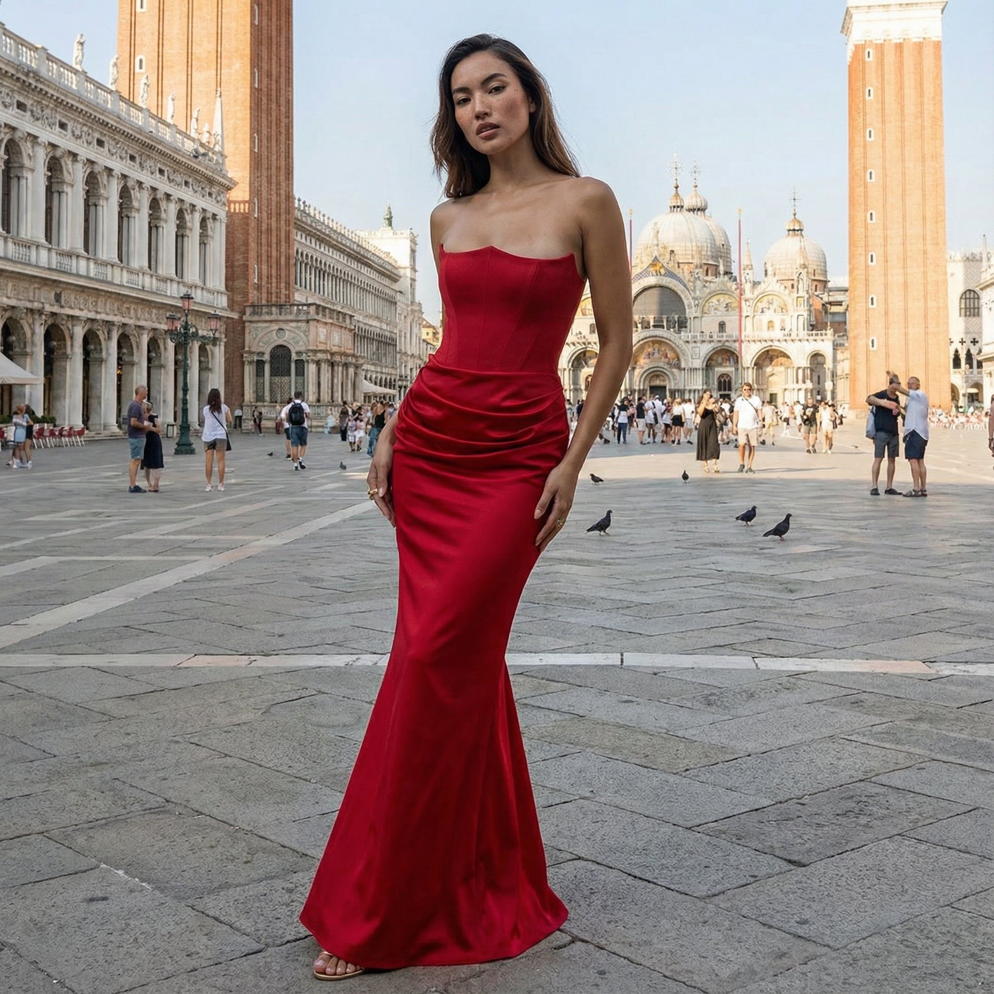 Vestido largo sin tirantes de fiesta nupcial Nylaen de SLIPPO®, falda plisada y elegante para invitadas de boda.