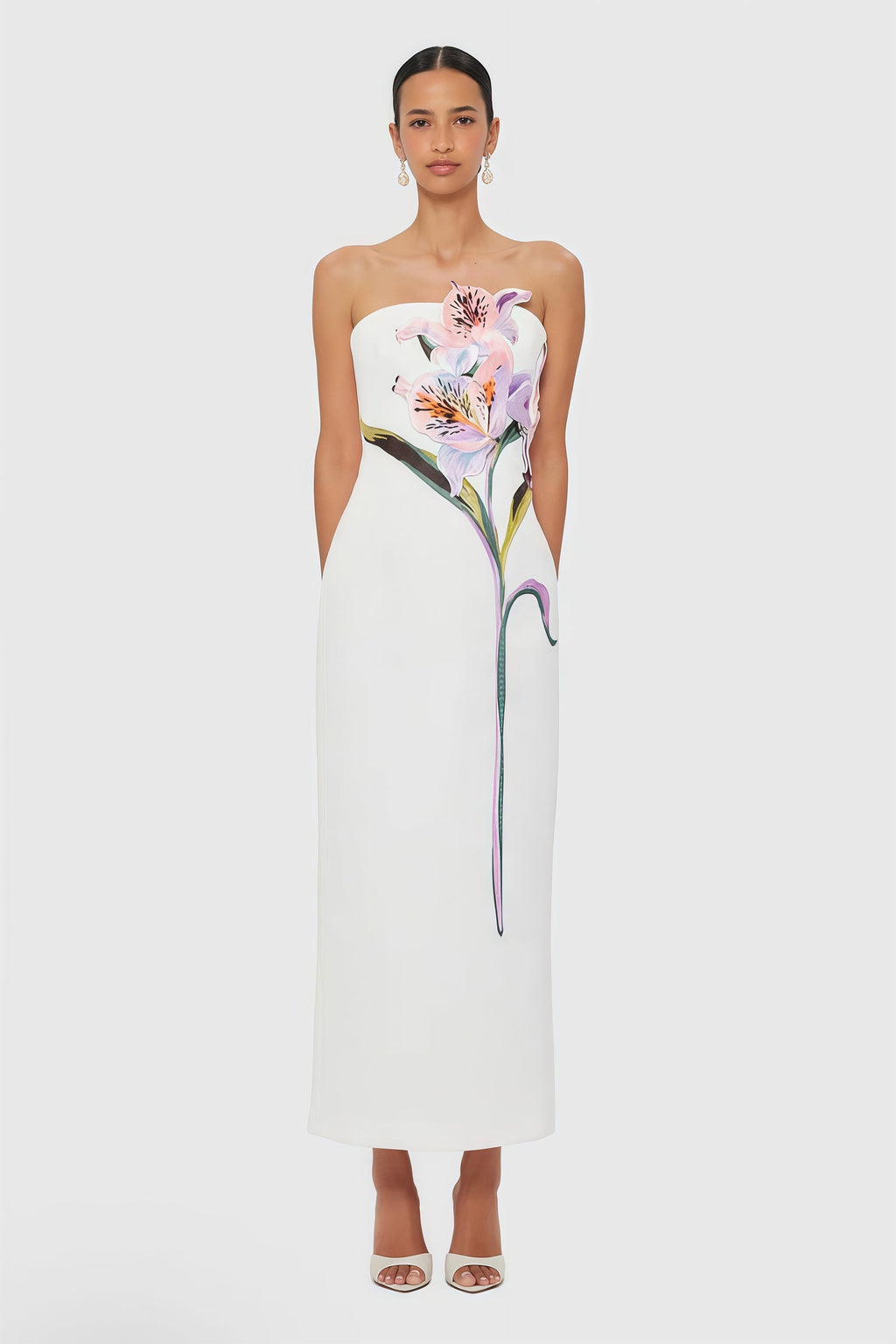 Vestido maxi blanco con bordado floral en tonos otoñales de la marca Bridal, con detalles delicados y diseño elegante.